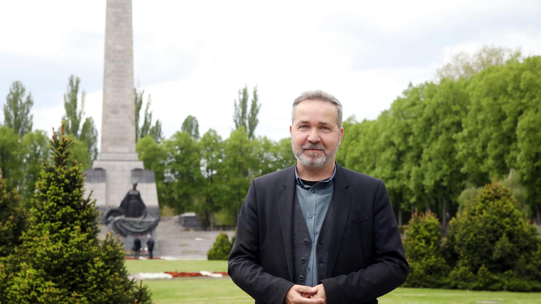 Der Pankower Bezirksbürgermeister Sören Benn (53) am Sowjetischen Ehrenmal in der Schönholzer Heide.