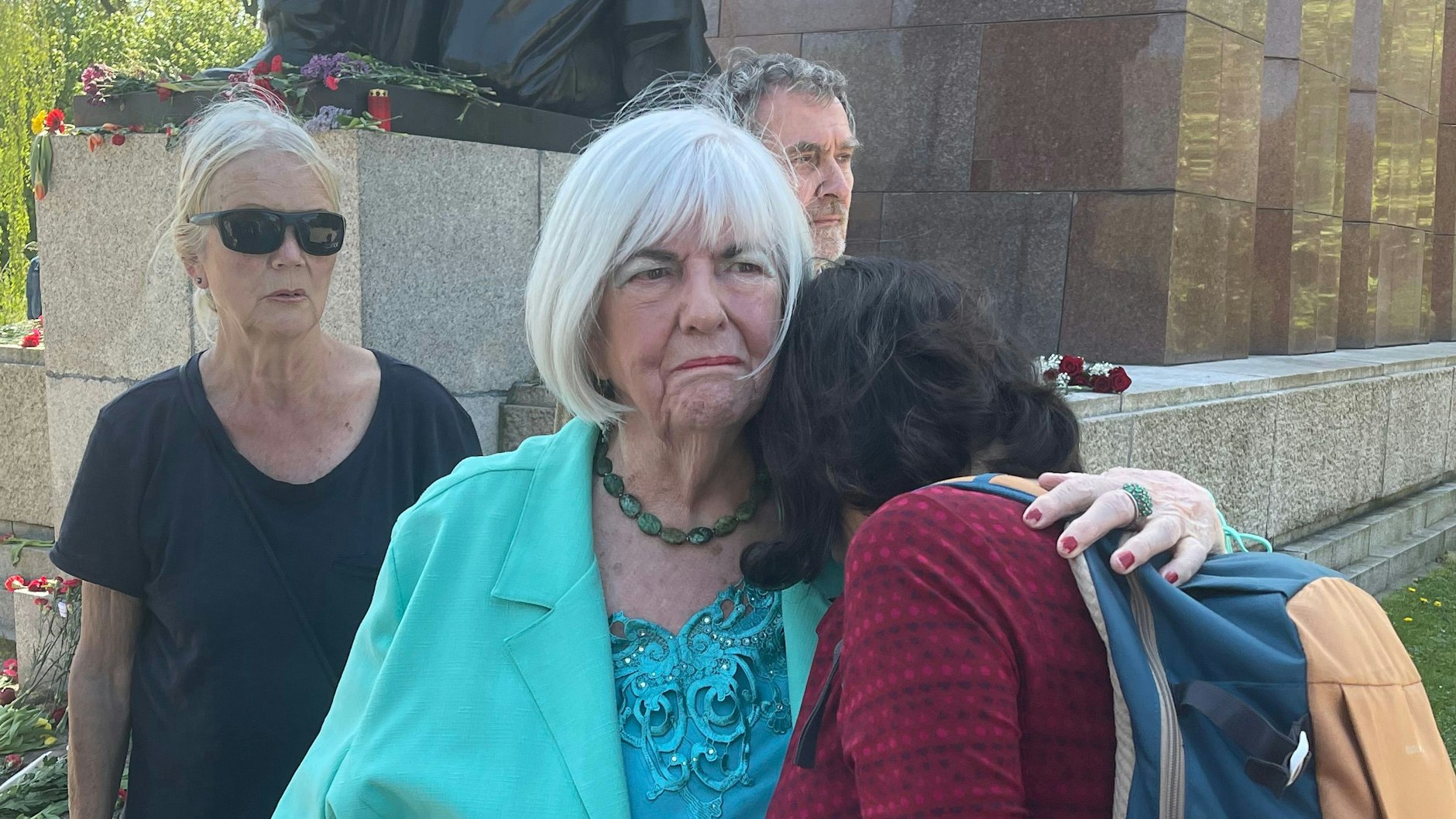 Gedenken am 8. Mai: Eine Überlebende des Zweiten Weltkrieges tröstet eine russische Besucherin des sowjetischen Ehrenmals in Berlin-Treptow.