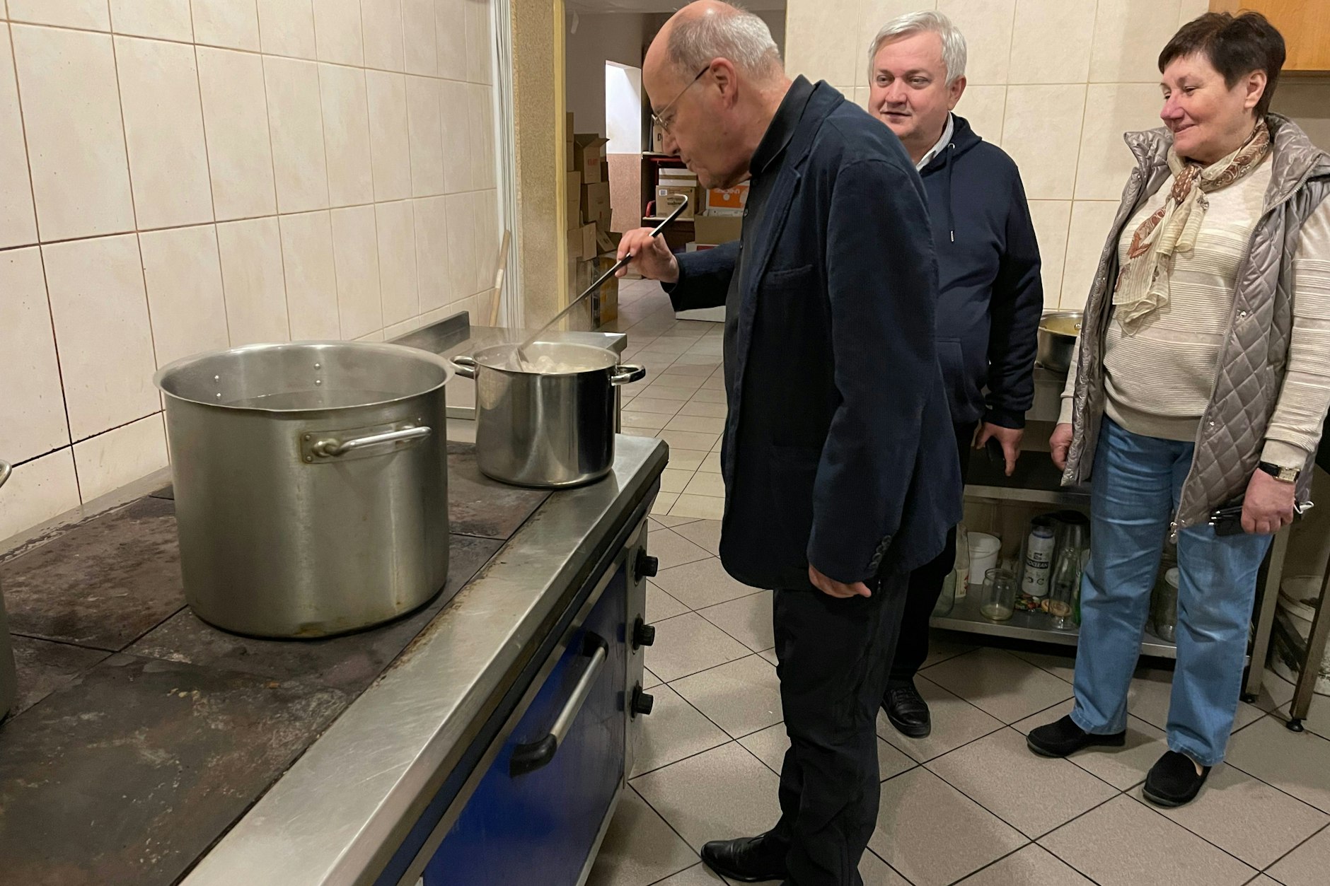 Gregor Gysi (l.) besucht in Lemberg auf seiner Reise in die Ukraine eine Suppenküche. Waffenlieferungen von Deutschland an die Ukraine würden ihm nicht schmecken.