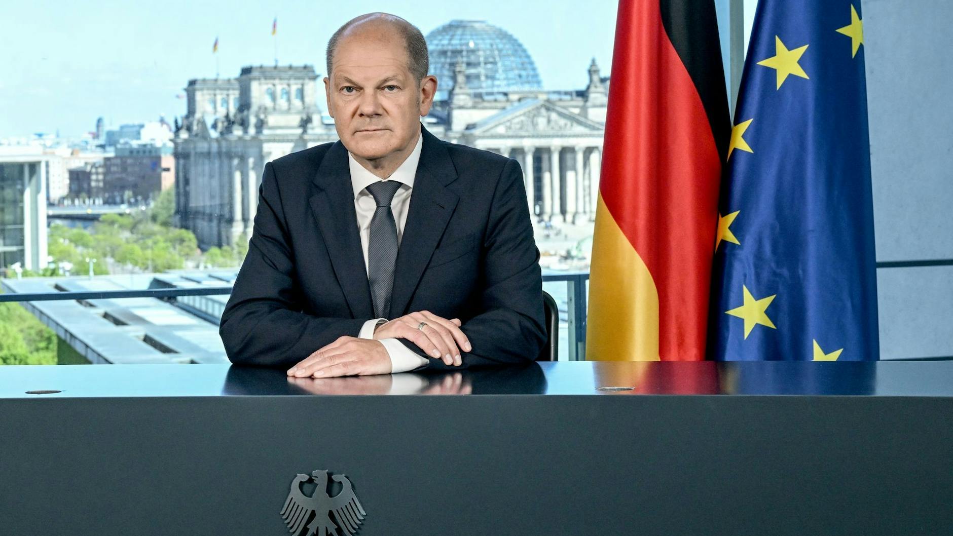 Bundeskanzler Olaf Scholz (SPD) bei seiner Fernsehansprache, die am Sonntagnachmittag aufgezeichnet wurde