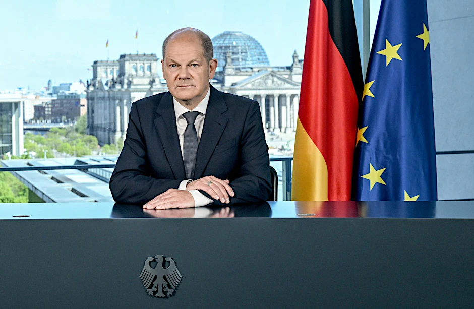 Bundeskanzler Olaf Scholz (SPD) bei seiner Fernsehansprache, die am Sonntagnachmittag aufgezeichnet wurde