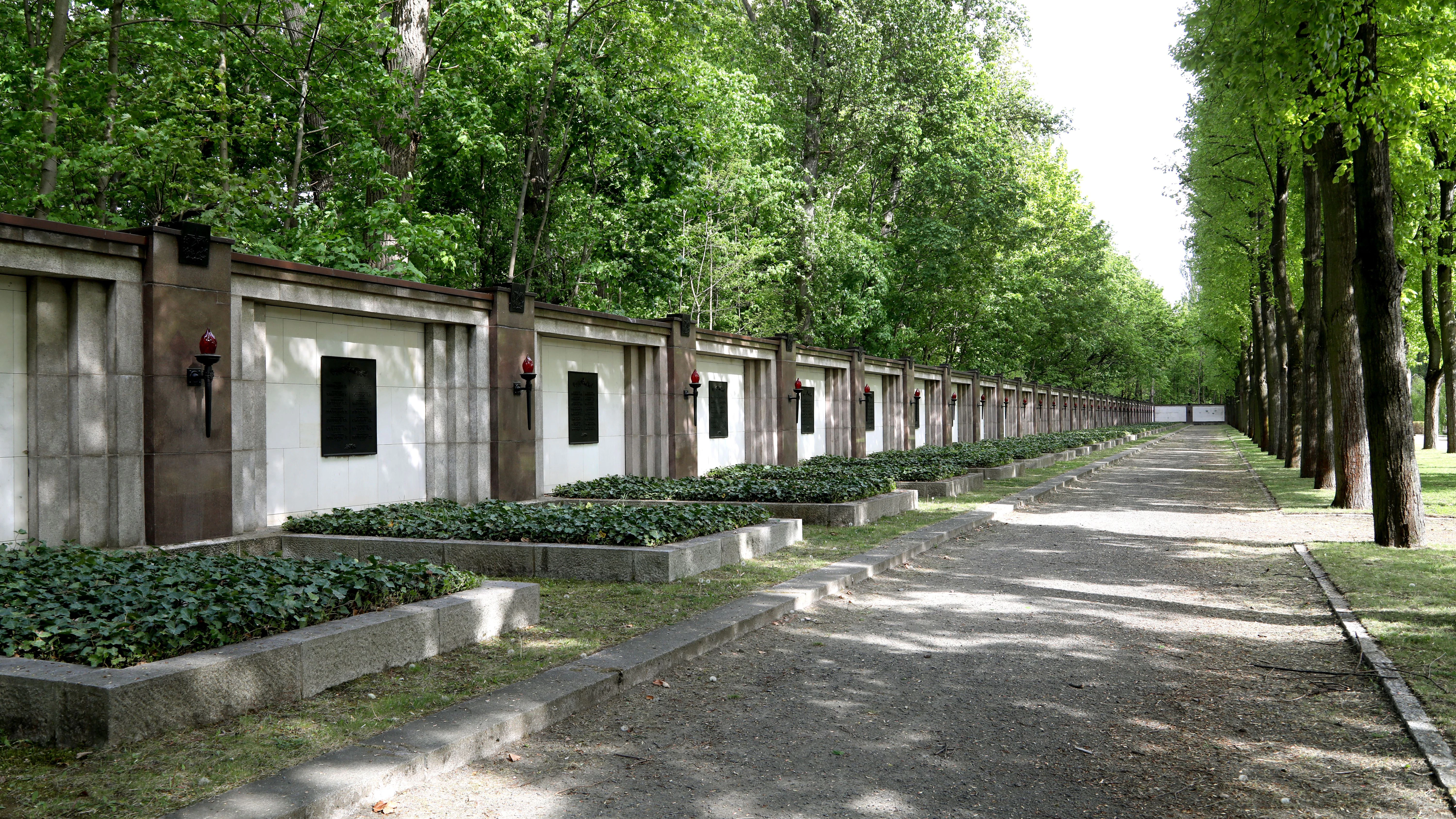 Bronzetafeln mit Namen gefallener Soldaten am sowjetischen Ehrenmal in der Schönholzer Heide.