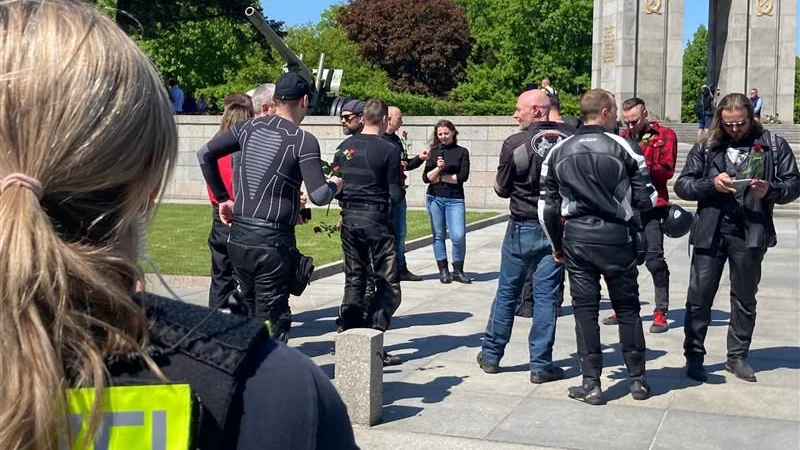 Da sind sie, in Berlin, im Tiergarten: Die ersten Mitglieder der prorussischen Motorrad-Gruppe „Nachtwölfe“.