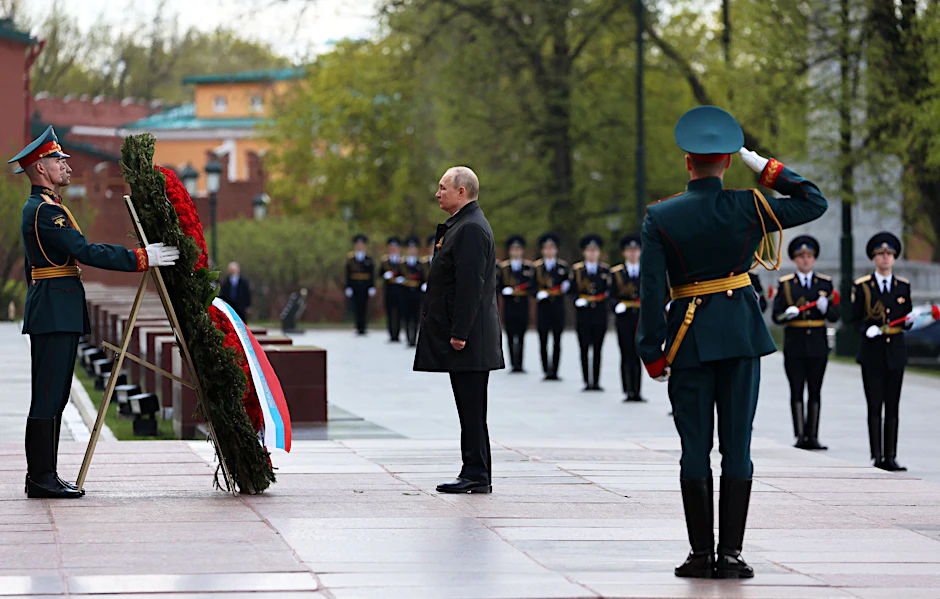 Wladimir Putin am Grab des Unbekannten Soldaten an der Kreml-Mauer. Die Sowjetunion verlor im Zweiten Weltkrieg 27 Millionen  Menschen, darunter acht Millionen Ukrainer.