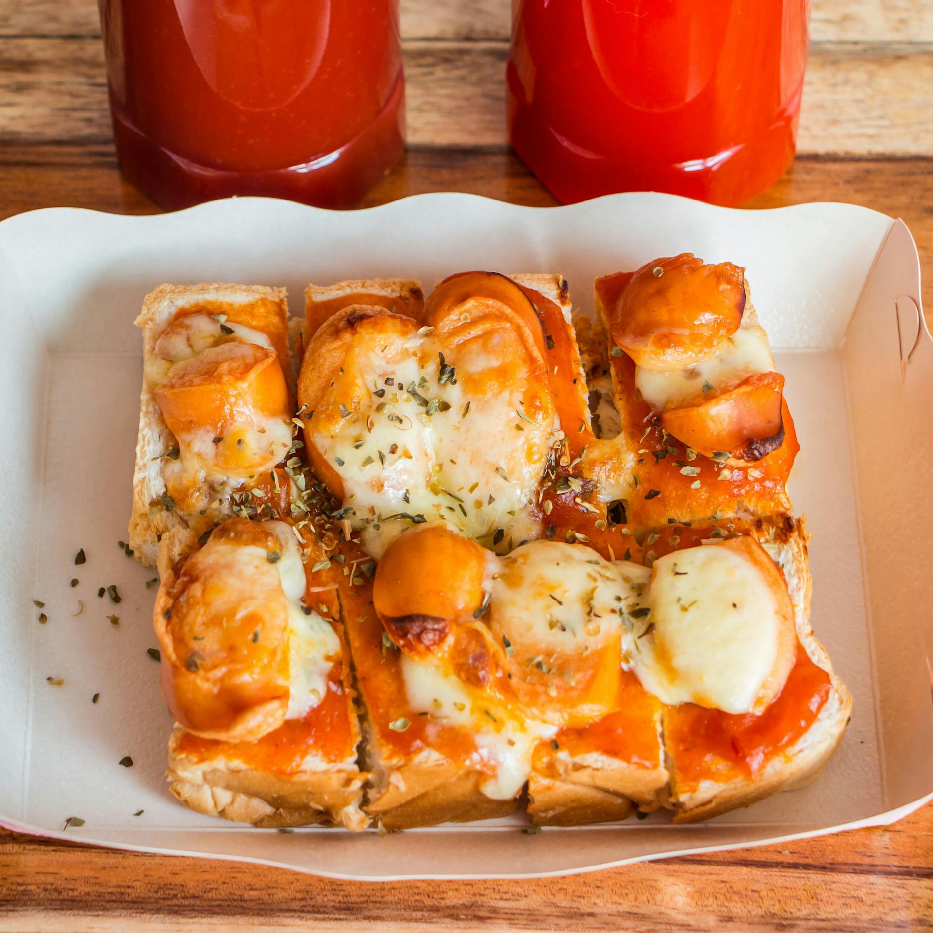 Der „schnelle Italiener“ für zu Hause: Pizza-Toast mit Schinken und Champignons – hier das Rezept!
