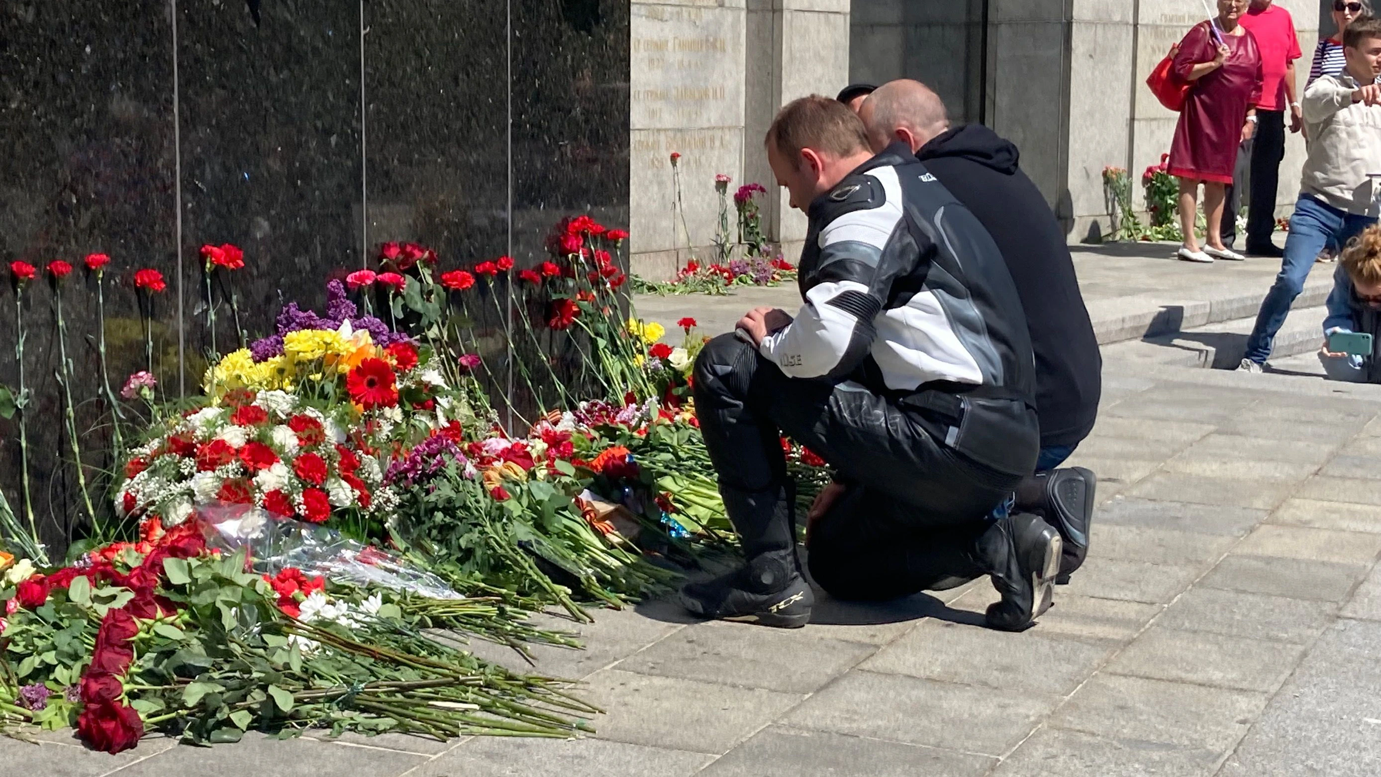 Mitglieder der Rockergruppe „Nachtwölfe“ legen am Ehrenmal im Tiergarten Blumen nieder.