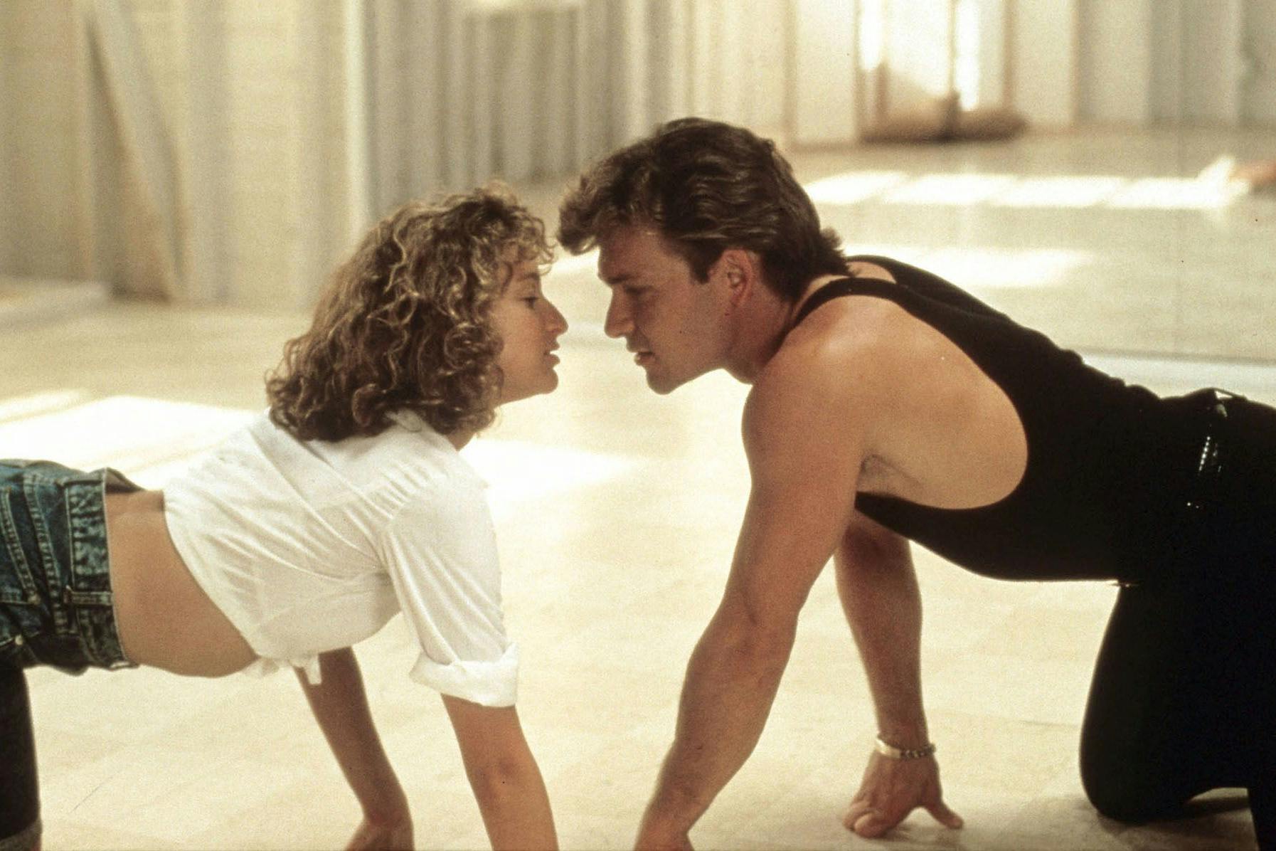 „Dirty Dancing“: Zusammen mit dem Tanzlehrer Johnny Castle (Patrick Swayze) bereitet sich „Baby“ (Jennifer Grey) auf den wichtigen Auftritt vor.