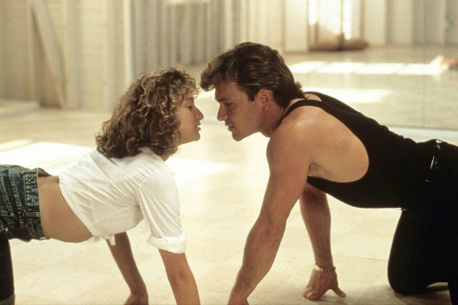 „Dirty Dancing“: Zusammen mit dem Tanzlehrer Johnny Castle (Patrick Swayze) bereitet sich „Baby“ (Jennifer Grey) auf den wichtigen Auftritt vor.