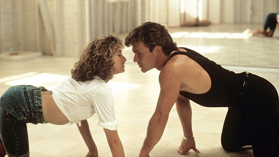 „Dirty Dancing“: Zusammen mit dem Tanzlehrer Johnny Castle (Patrick Swayze) bereitet sich „Baby“ (Jennifer Grey) auf den wichtigen Auftritt vor.