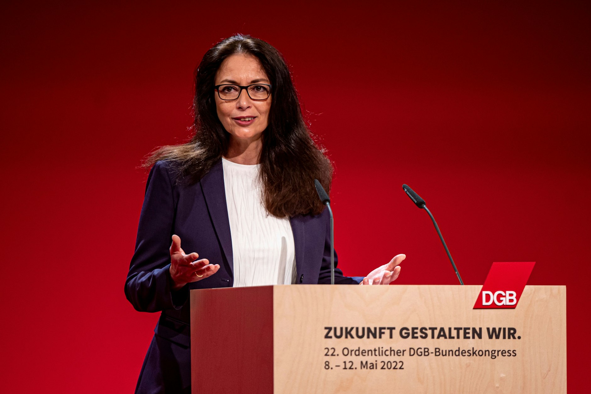 Yasmin Fahimi (SPD), ehemaliges Mitglied des Deutschen Bundestags und DGB-Vorsitzende, begrüßt die das Vorhaben von Nancy Faeser, die Einbürgerung zu erleichtern.