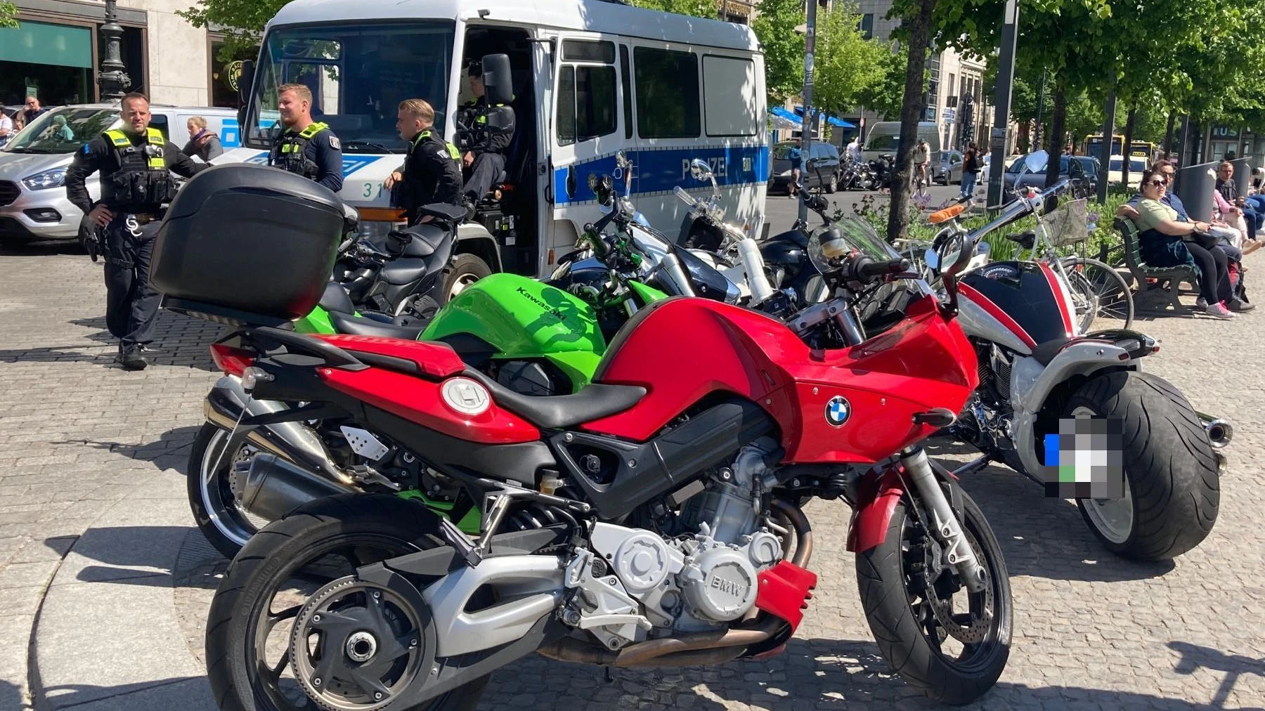 „Die Nachtwölfe“ vor dem Adlon-Hotel mit mutmaßlich geliehenen Motorrädern.