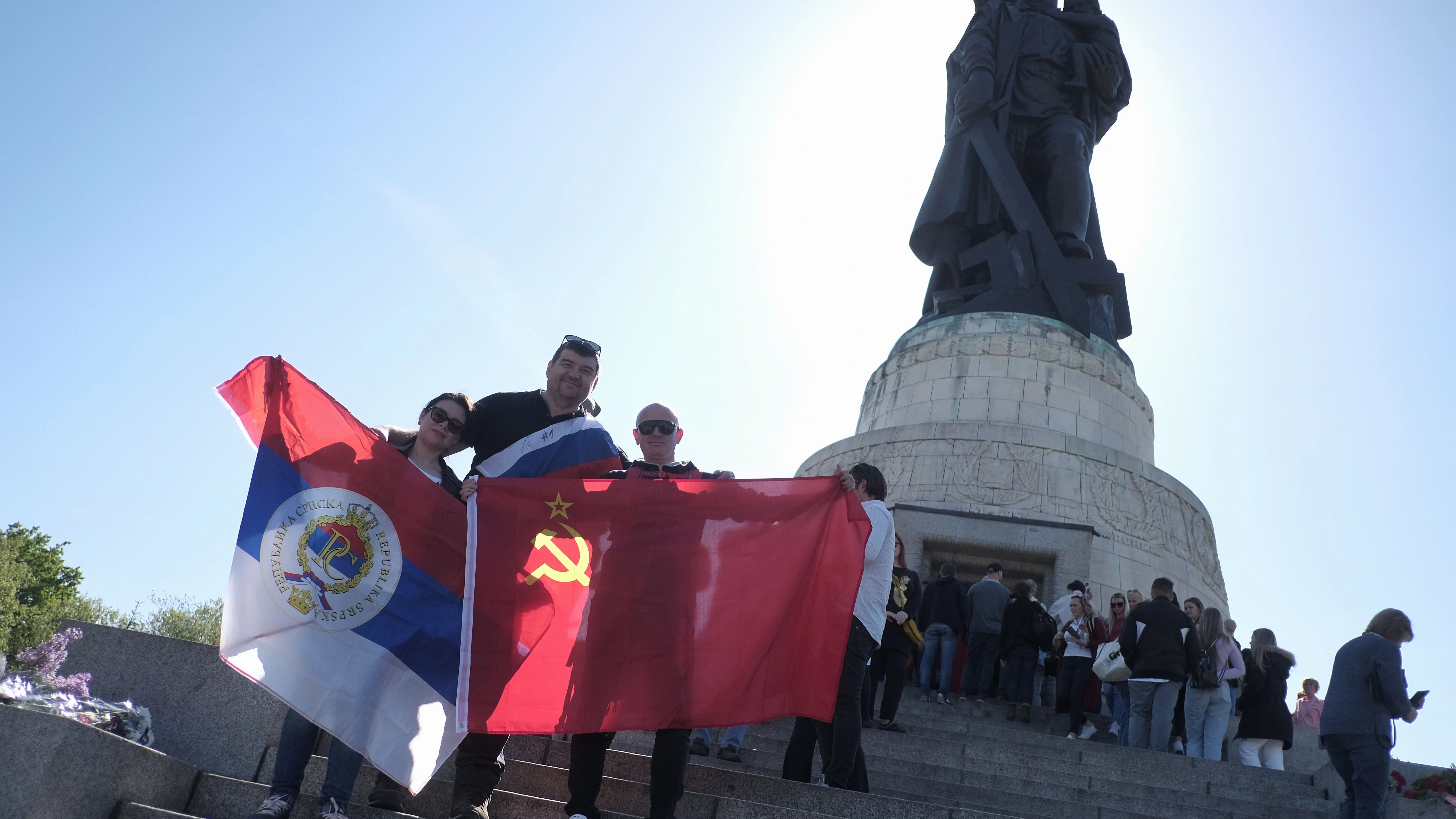 Trotz Verbot werden eine Fahne der Republika Srpska und eine sowjetische Fahne vor dem Ehrenmal im Treptower Park gezeigt.