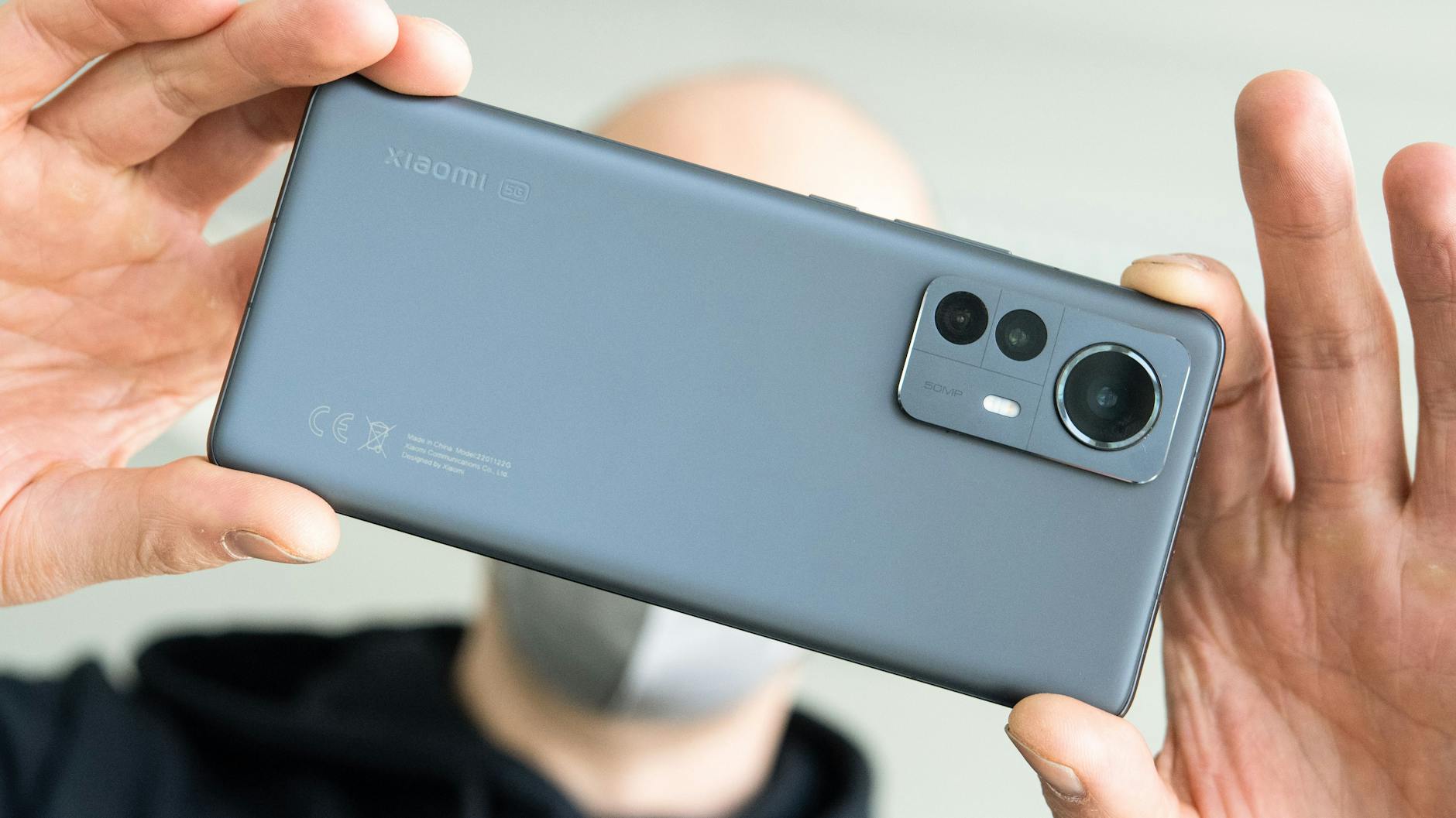 Nur mit Fingerspitzen: Ein wiederholter «3DMark»-Benchmark-Test brach ab, weil das Xiaomi 12 Pro zu heiß gelaufen war.