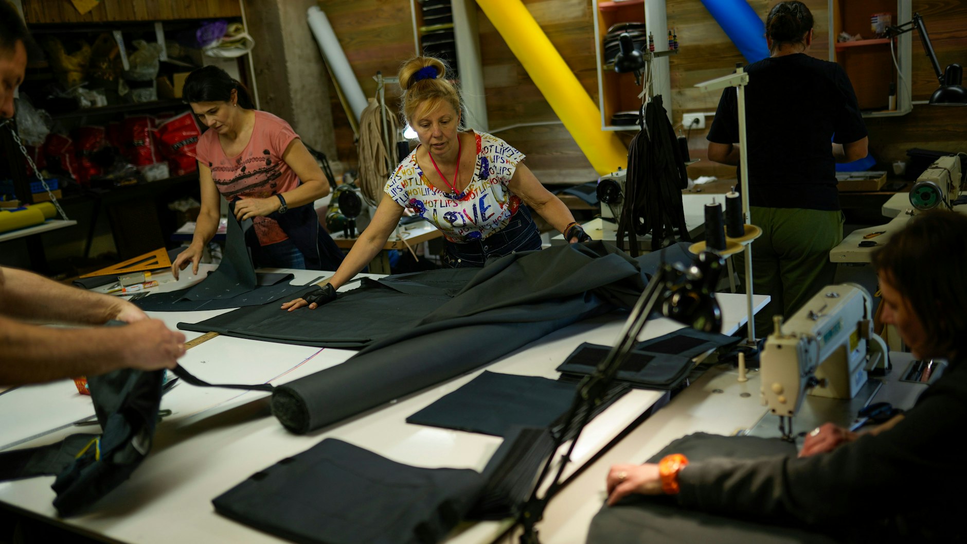 Olena Grekowa (M.) hat Mode gemacht, jetzt fertigt sie kugelsichere Westen.