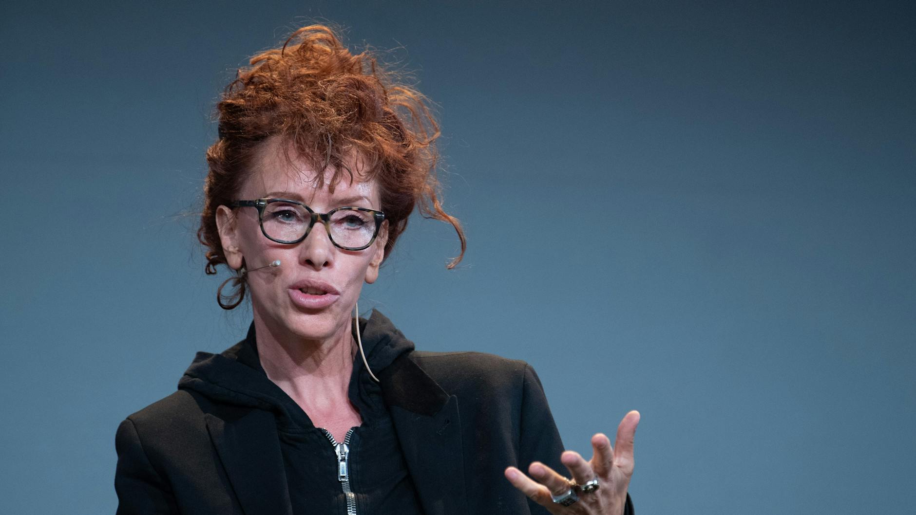 Die Schriftstellerin Sibylle Berg liest während der Digitalkonferenz Re:publica aus ihrem Roman „GRM. Brainfuck“.