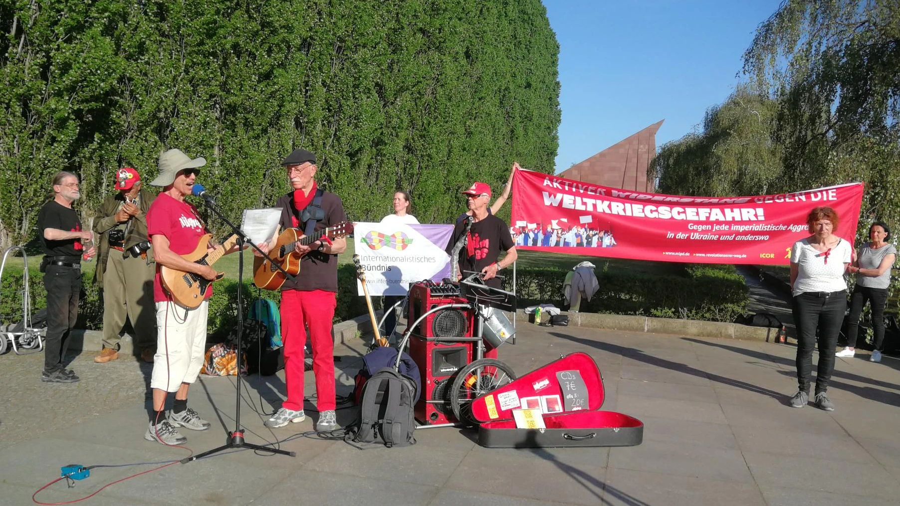 Eine Band der MLPD musiziert am Abend vor dem Ehrenmal.