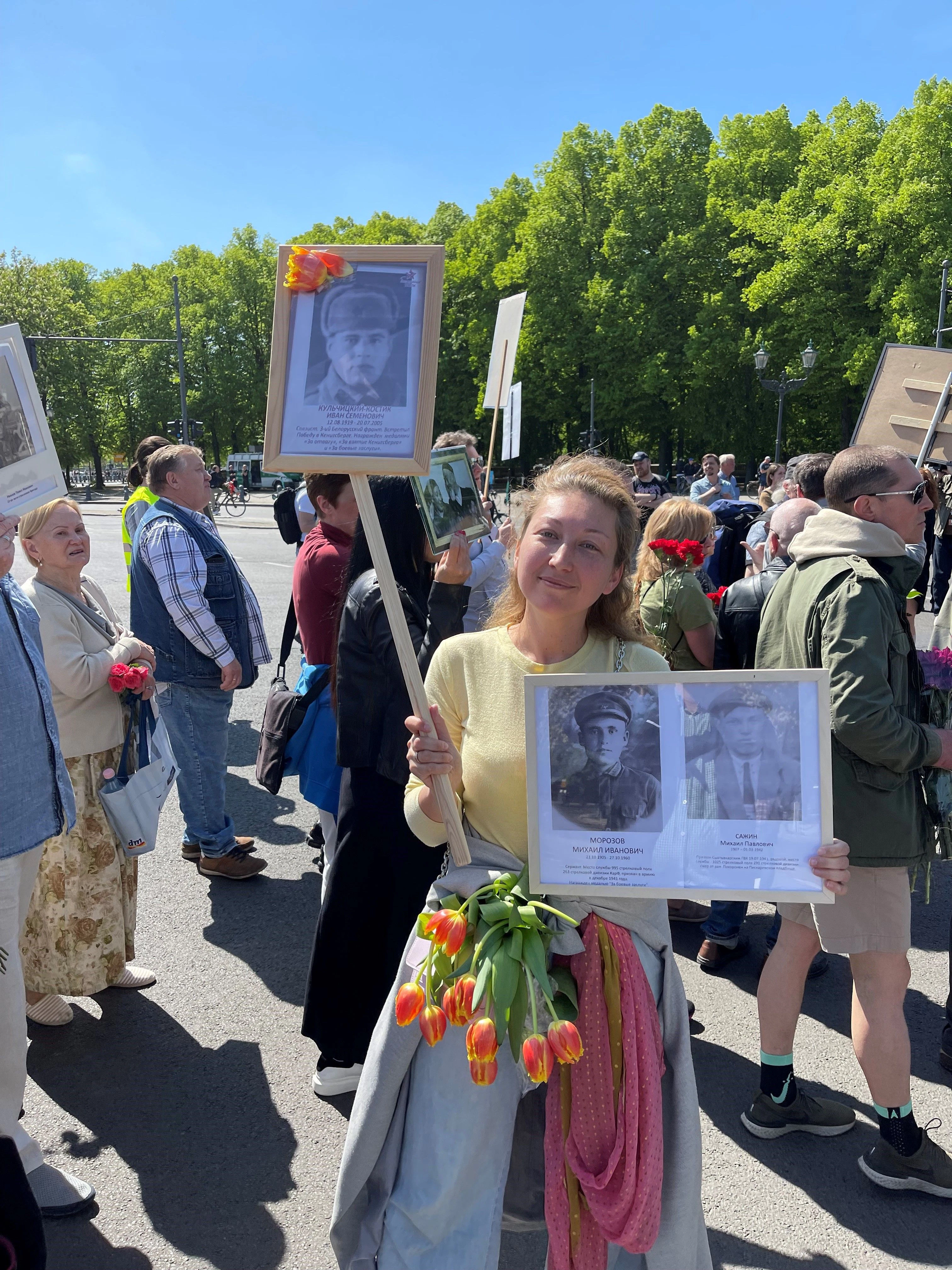 Katerina Halle, 37, ist zur Straße des 17. Juni gekommen, um ihren Groß- und Urgroßvätern zu gedenken. Über den Ukraine-Krieg habe sie „andere Informationen“.