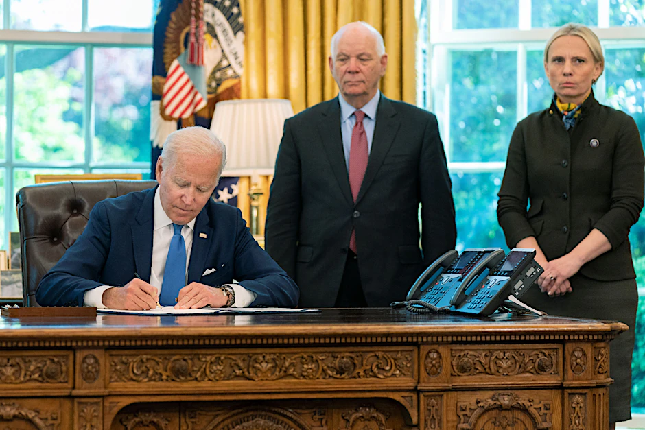 Joe Biden unterzeichnete das Gesetz im Oval Office des Weißen Hauses.