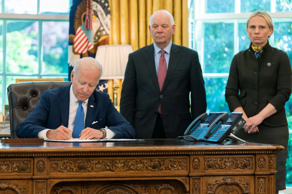 Mehr Waffen für die Ukraine: US-Präsident unterschreibt Lend-Lease-Gesetz