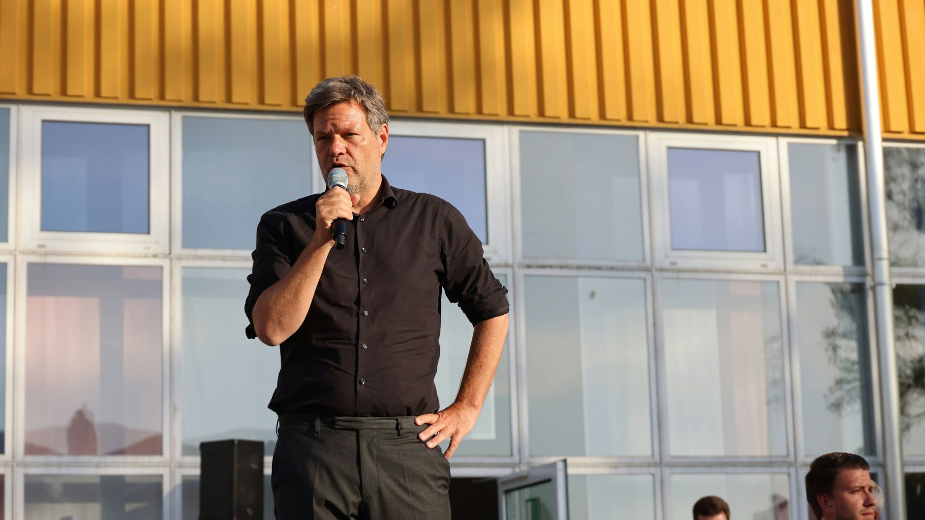 Bundeswirtschaftsminister Robert Habeck (Grüne) am Montagabend auf dem Gelände der Raffinerie PCK in Schwedt.