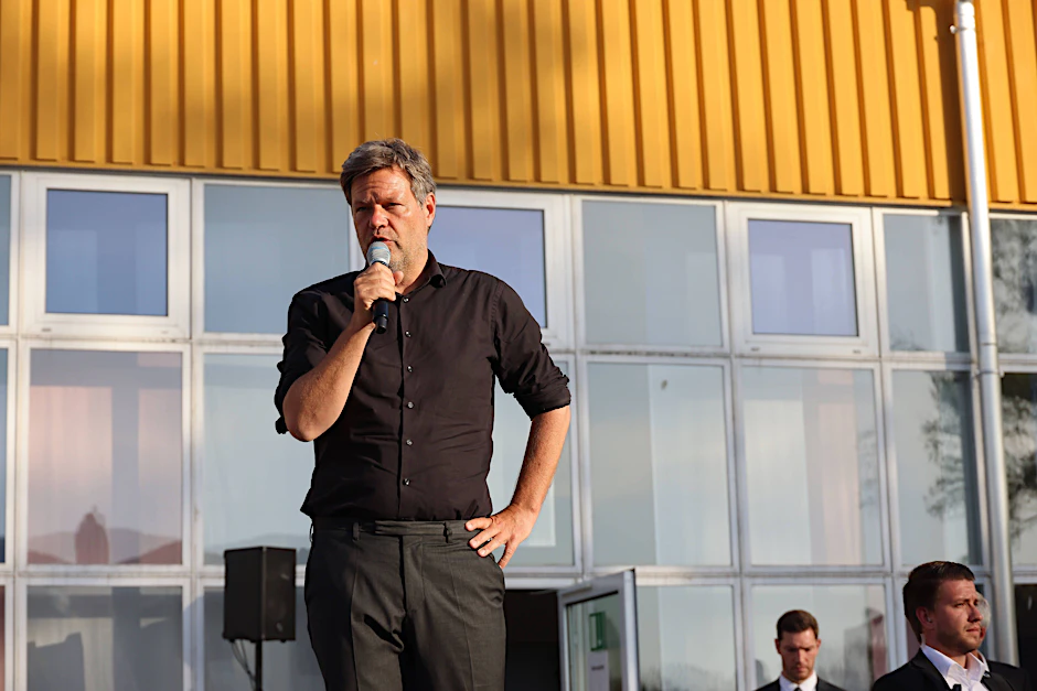 Bundeswirtschaftsminister Robert Habeck (Grüne) am Montagabend auf dem Gelände der Raffinerie PCK in Schwedt.
