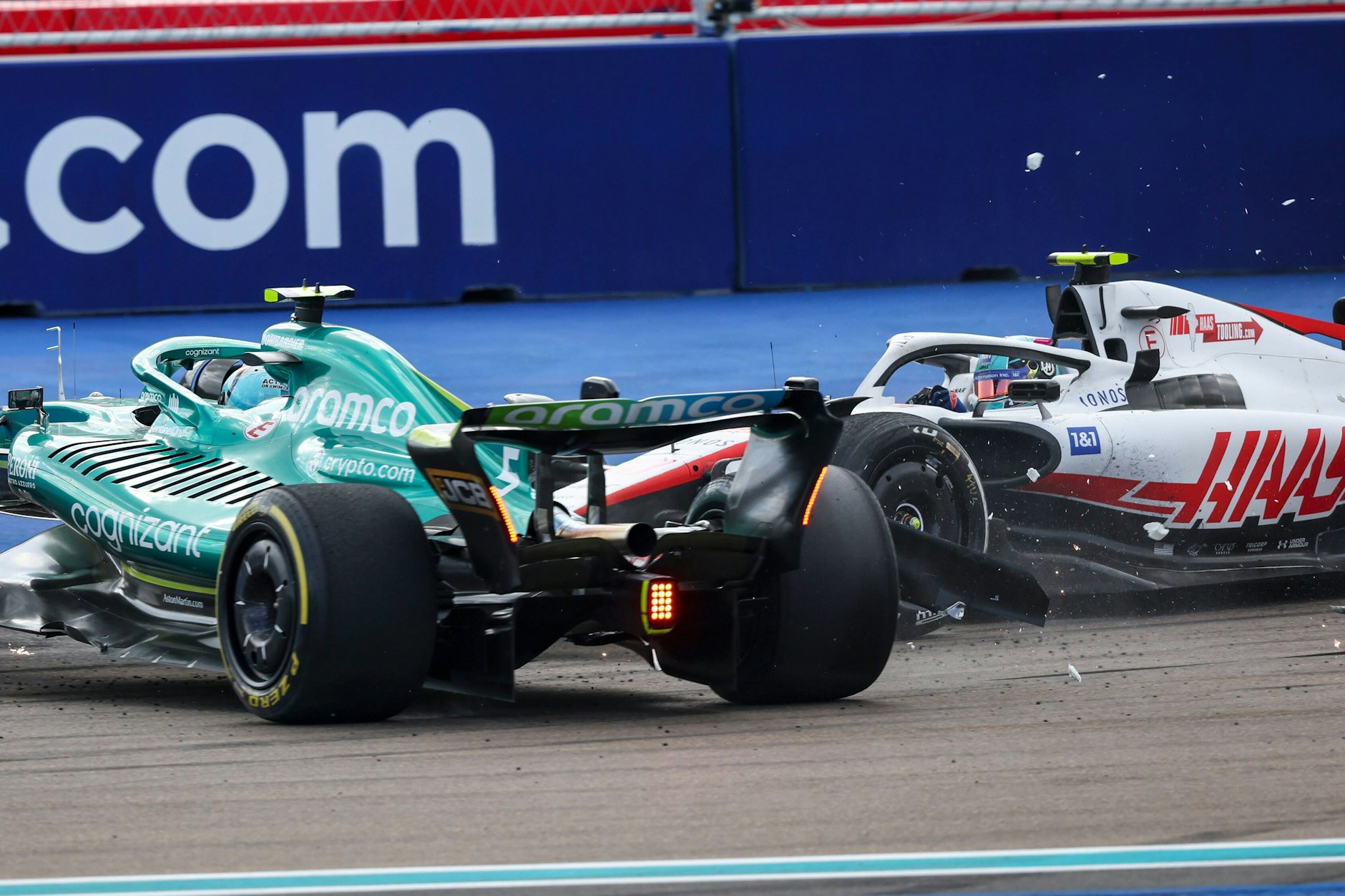 Rums! Mick Schumacher kracht beim GP in Miami mit seinem Haas in den Aston Martin von Sebastian Vettel.