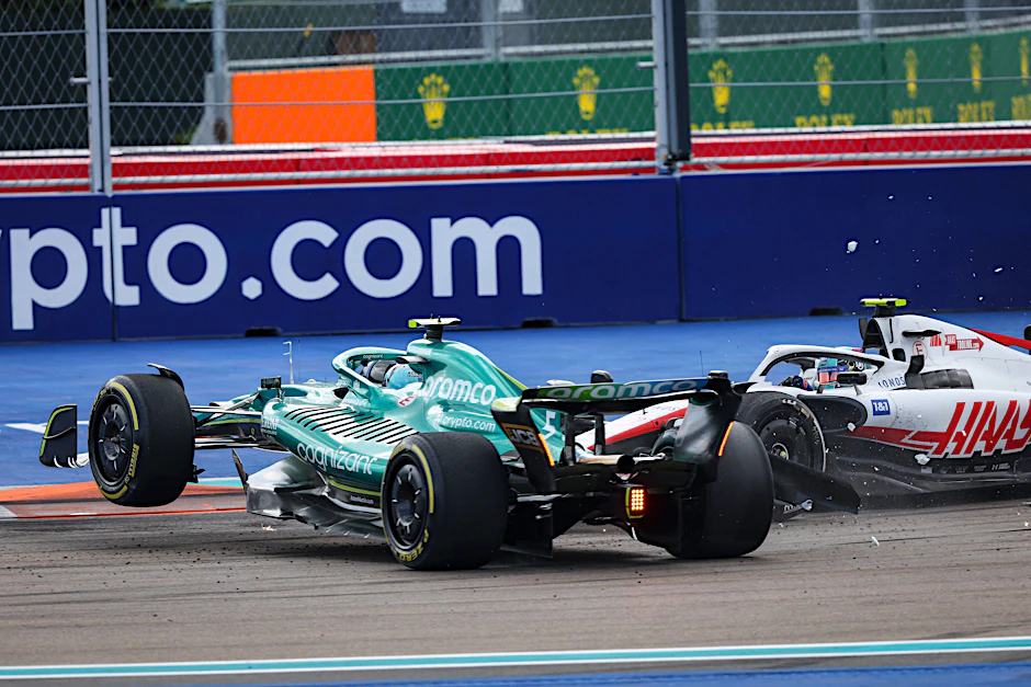 Rums! Mick Schumacher kracht beim GP in Miami mit seinem Haas in den Aston Martin von Sebastian Vettel.
