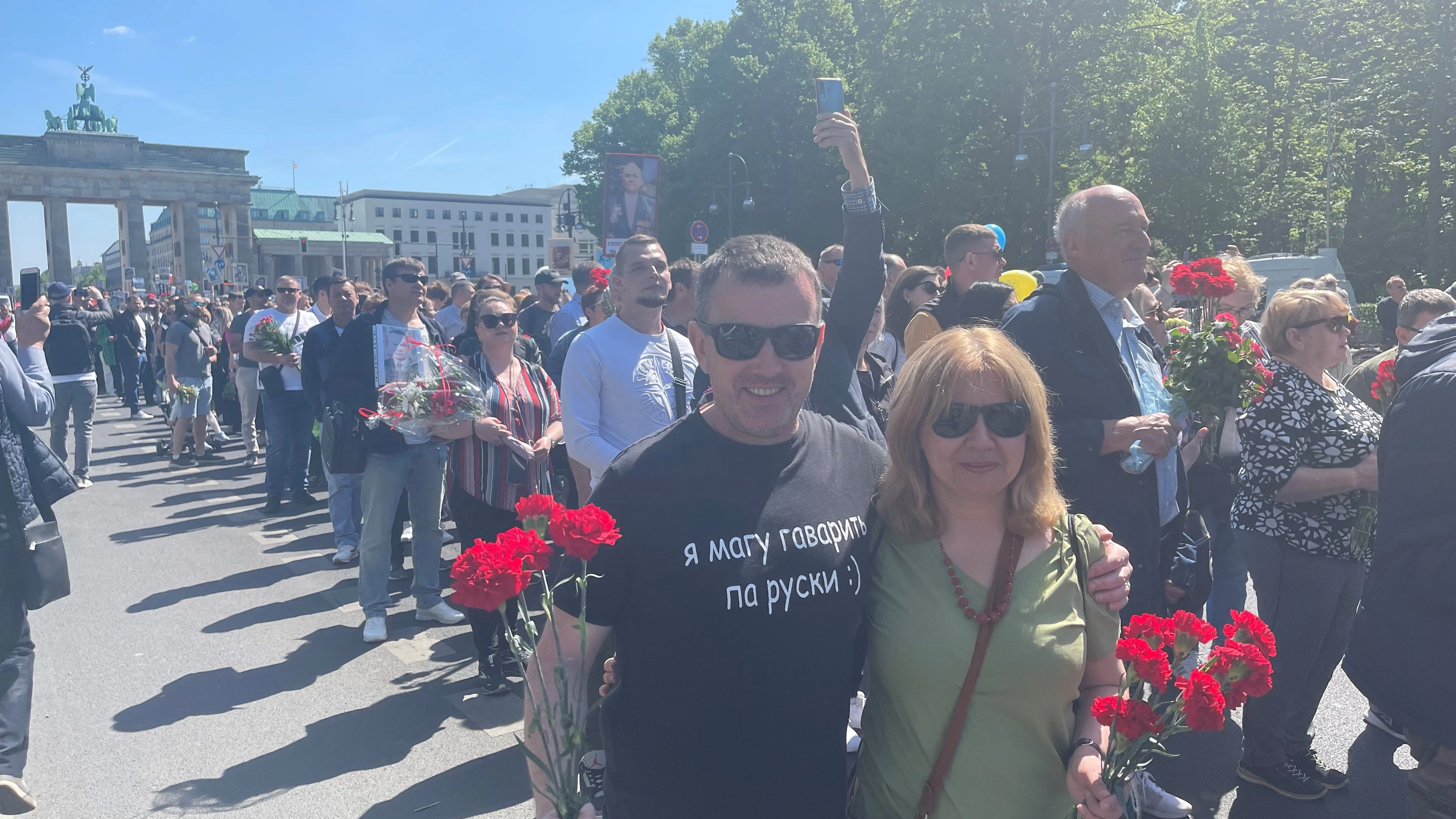 Der Ire Des G. bei dem Berliner Marsch auf der Straße des 17. Juni. Auf seinem T-Shirt steht: „Ich kann Russisch sprechen.“