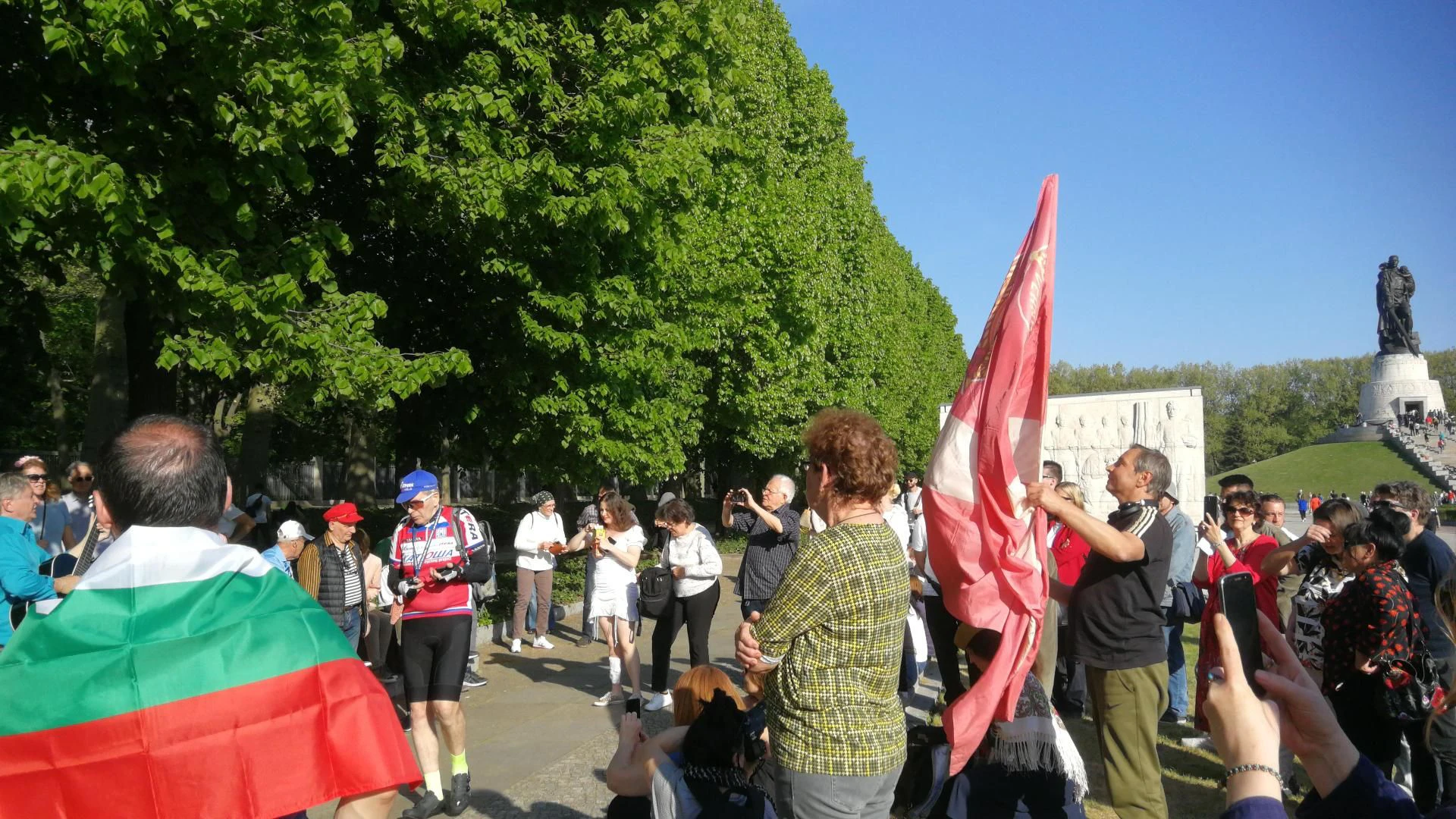 Auf dem Gelände des Ehrenmals in Treptow haben sich einige Russen zum Singen versammelt.