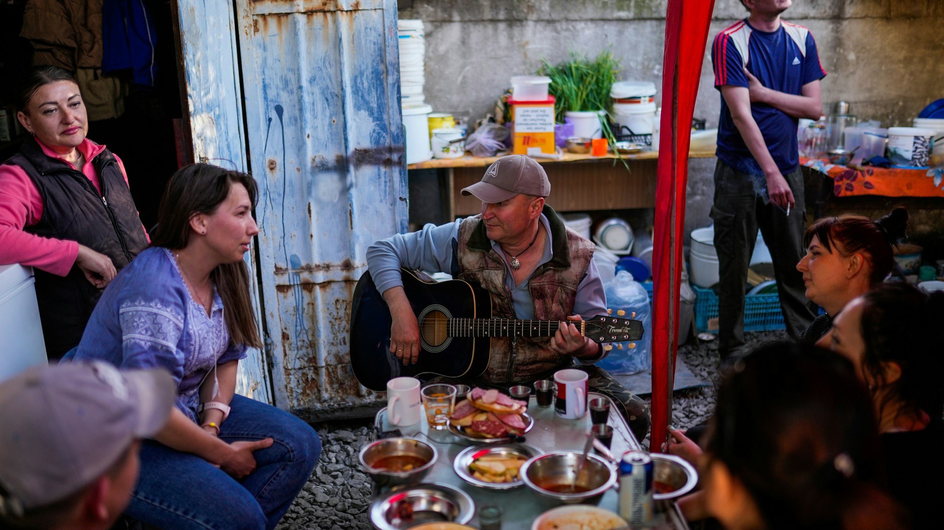 Nach der Arbeit setzen sich die Freiwilligen zusammen, essen und singen gemeinsam.