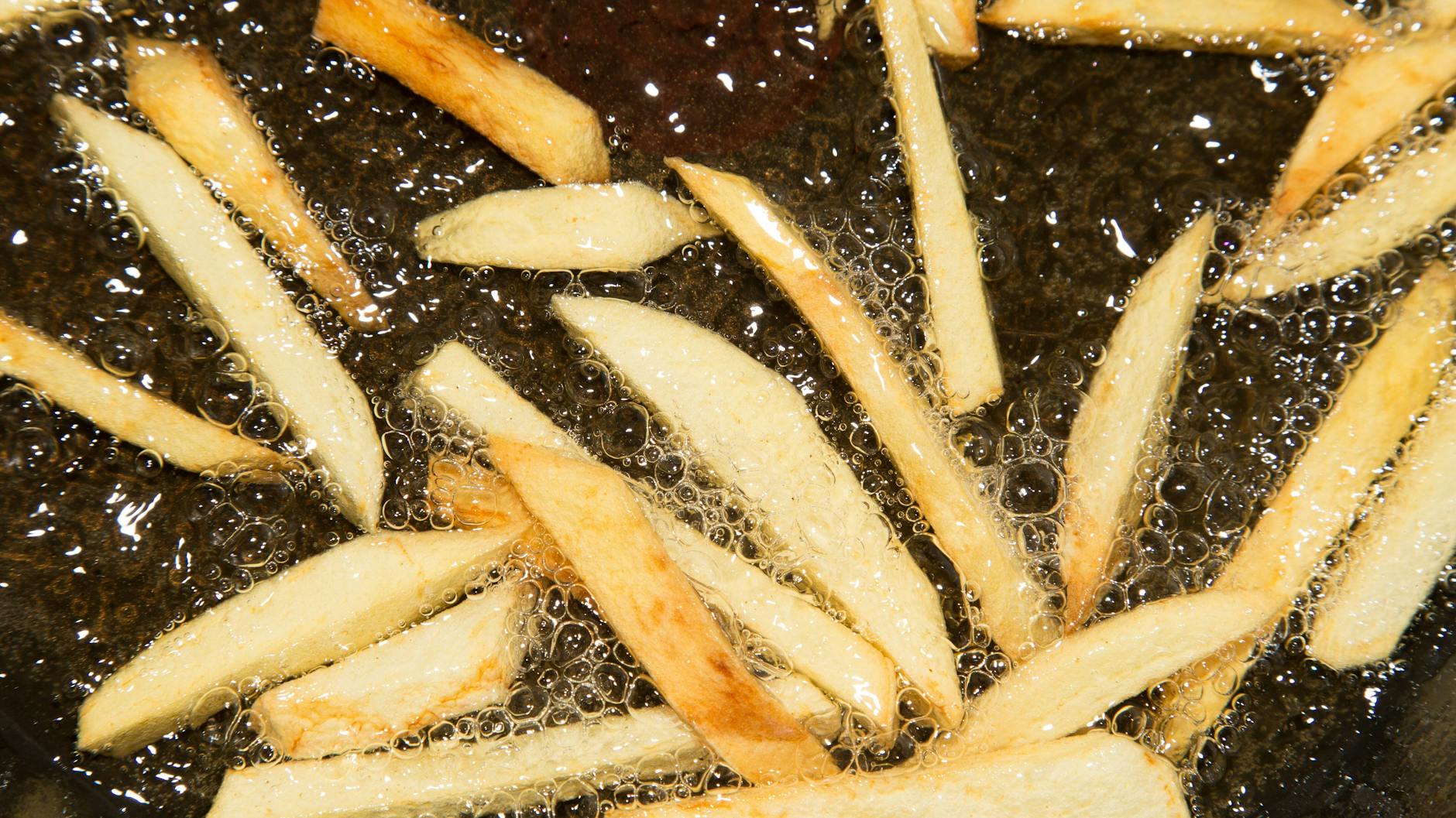 Pommes können auch in einer Pfanne wieder knusprig gemacht werden.