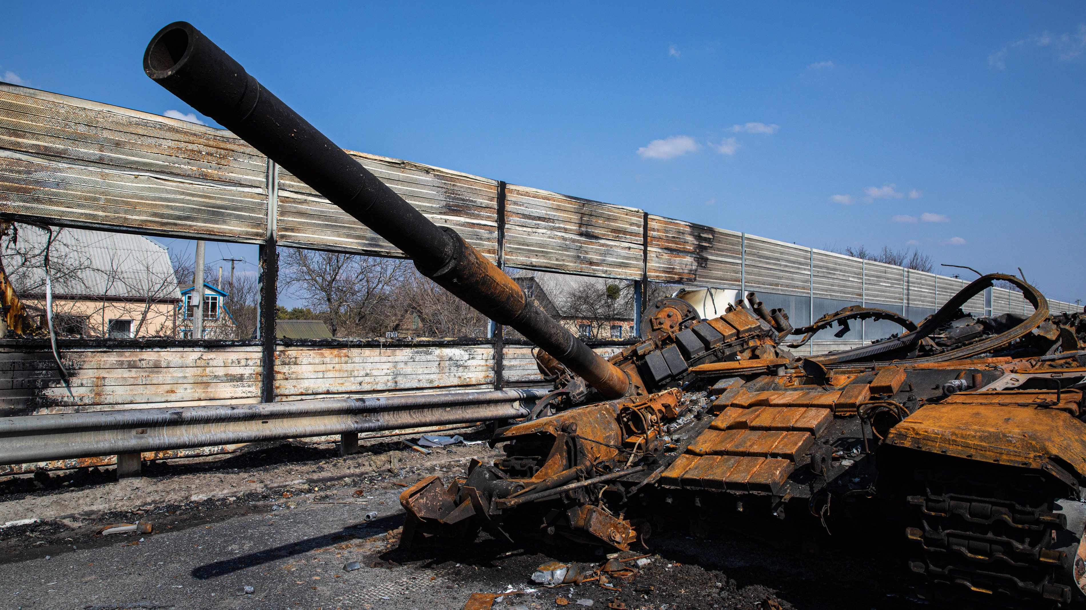 Schoigus Soldaten erleiden dagegen den Tod, wenn die Ukrainer ihre Panzer zu „Cabrios“ zerschießen.