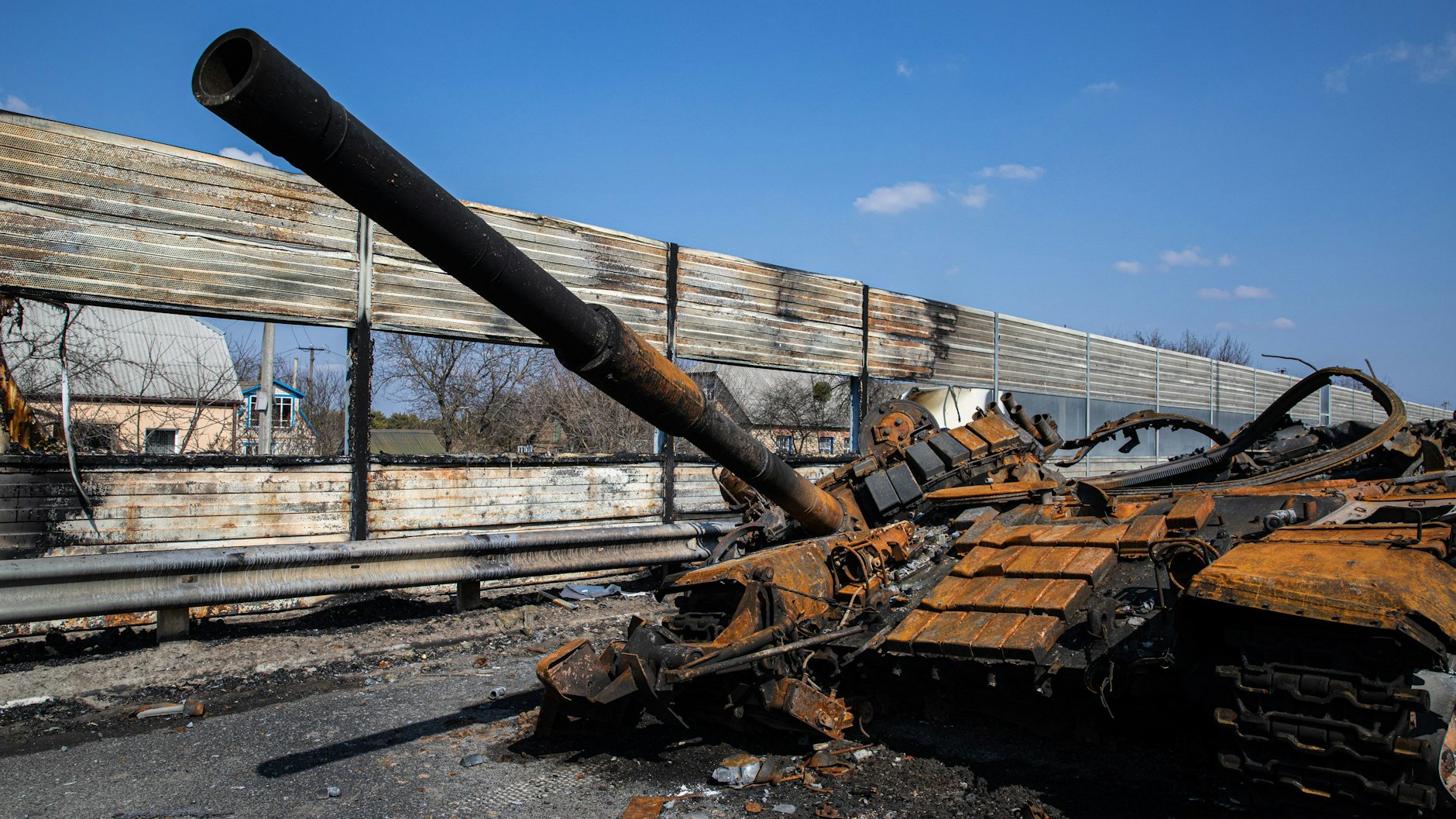 Schoigus Soldaten erleiden dagegen den Tod, wenn die Ukrainer ihre Panzer zu „Cabrios“ zerschießen.