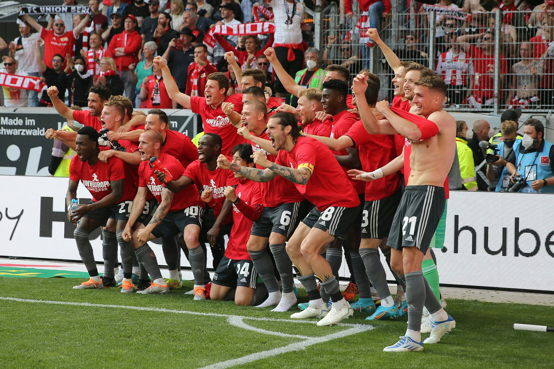 So sehen Sieger aus: Die Kicker des 1. FC Union jubeln im Freiburger Europa-Park über den erneuten Einzug nach Europa. Bringt Kohle satt für die Eisernen.