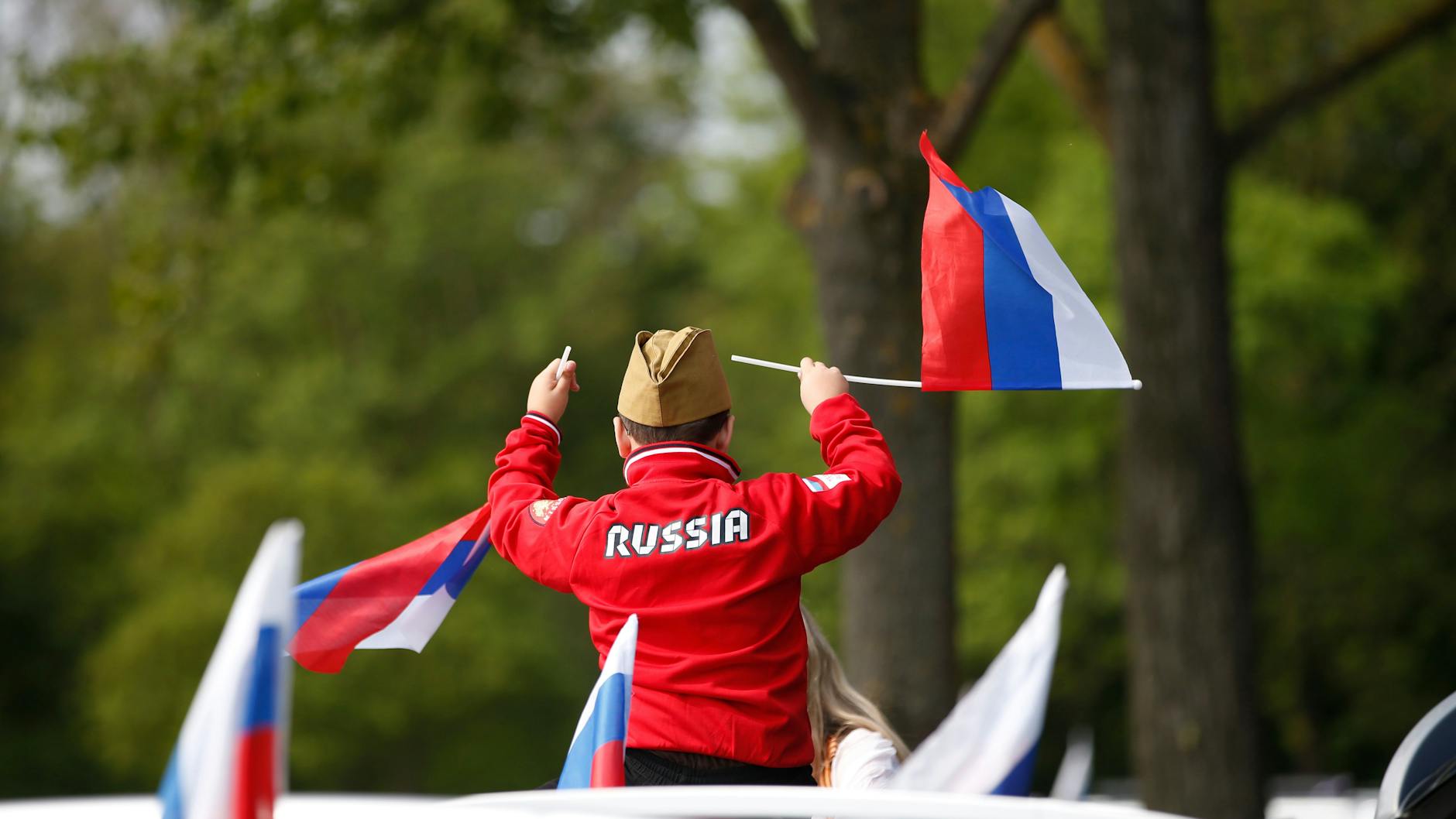 Ein Putin-Anhänger bei einem Autokorso in Köln.