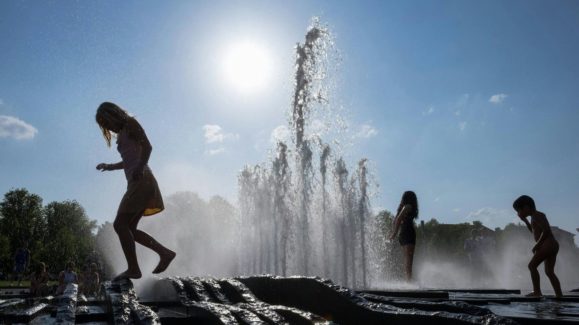 Hitze in Berlin: Kinder spielen am Brunnen im Lustgarten auf der Museumsinsel in Berlin-Mitte.