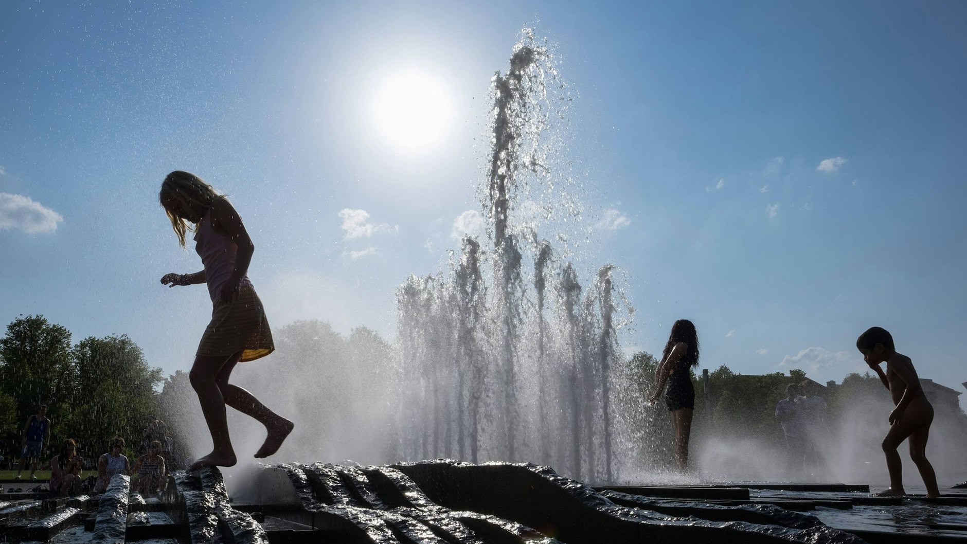 Hitze in Berlin: Kinder spielen am Brunnen im Lustgarten auf der Museumsinsel in Berlin-Mitte.