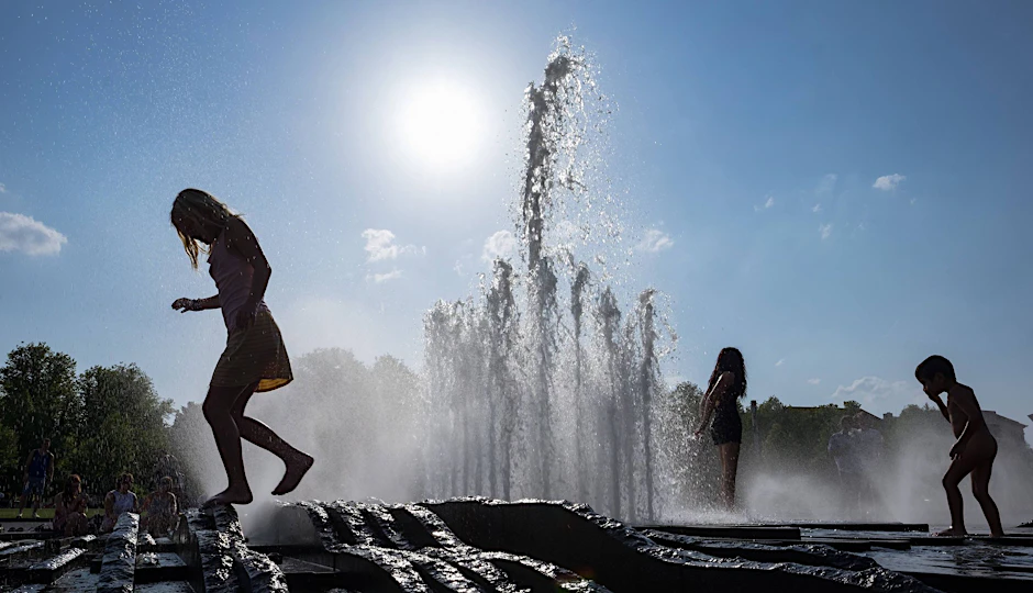Hitze in Berlin: Kinder spielen am Brunnen im Lustgarten auf der Museumsinsel in Berlin-Mitte.