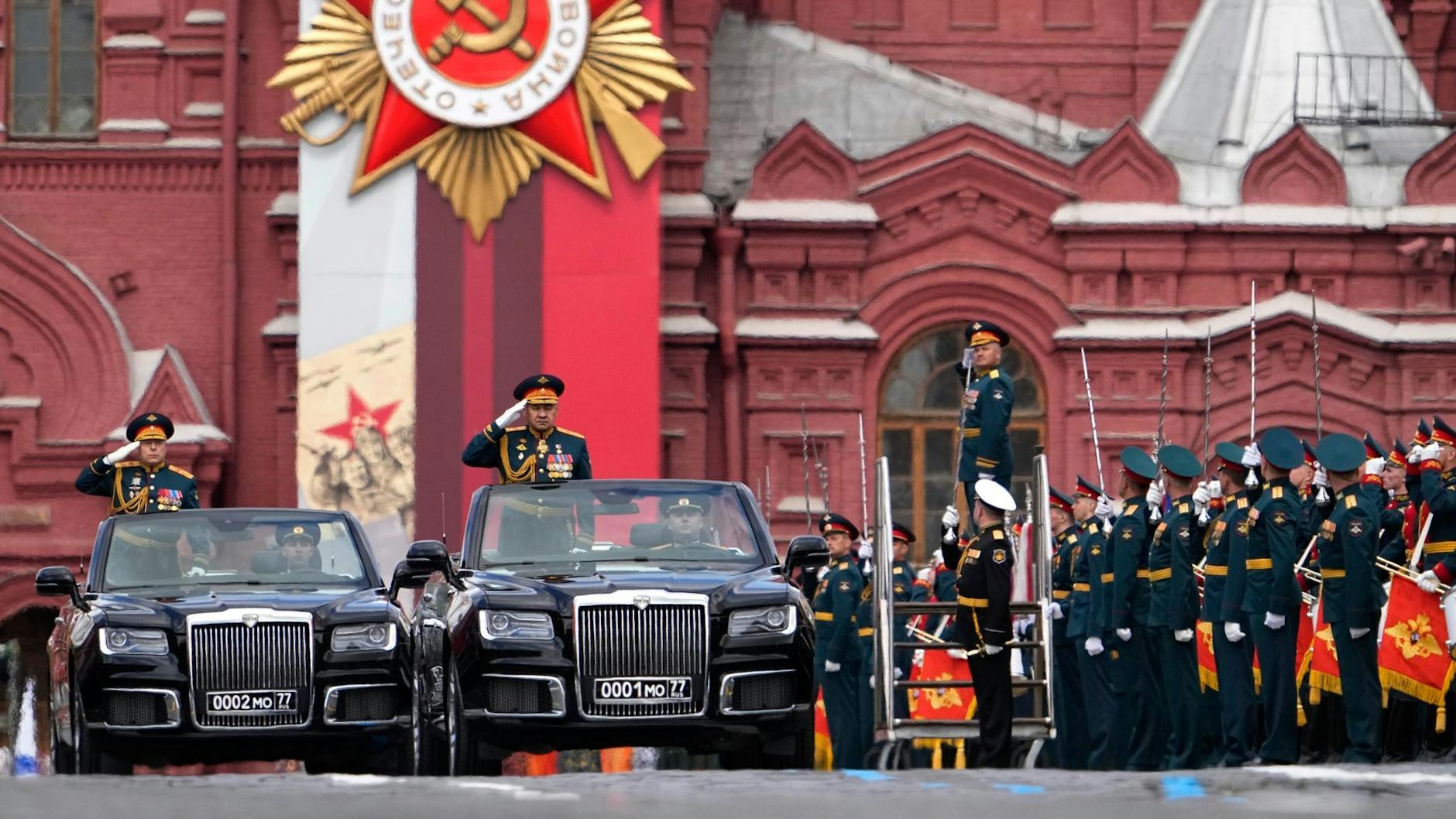 Der russische Verteidigungsminister Sergej Schoigu wird über den Roten Platz gefahren. Anlässlich des 77. Jahrestages des Endes des Zweiten Weltkriegs wird am 9. Mai in Russland der Sieg über Hitler-Deutschland gefeiert.
