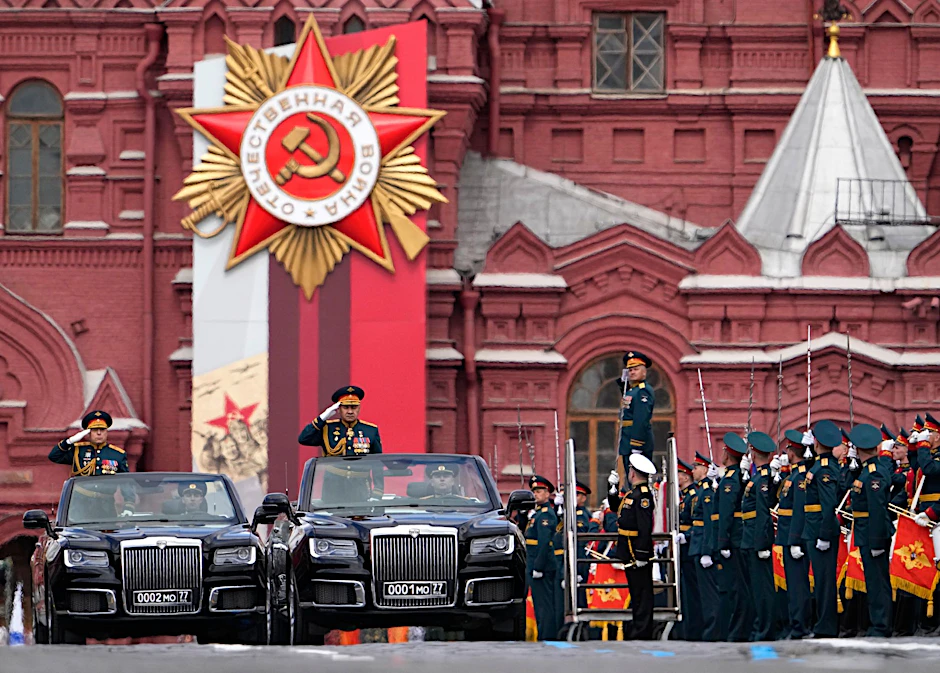 Der russische Verteidigungsminister Sergej Schoigu wird über den Roten Platz gefahren. Anlässlich des 77. Jahrestages des Endes des Zweiten Weltkriegs wird am 9. Mai in Russland der Sieg über Hitler-Deutschland gefeiert.