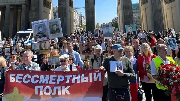 Das „Unsterbliche Regiment“ zieht am 9. Mai 2022 durch Berlin.