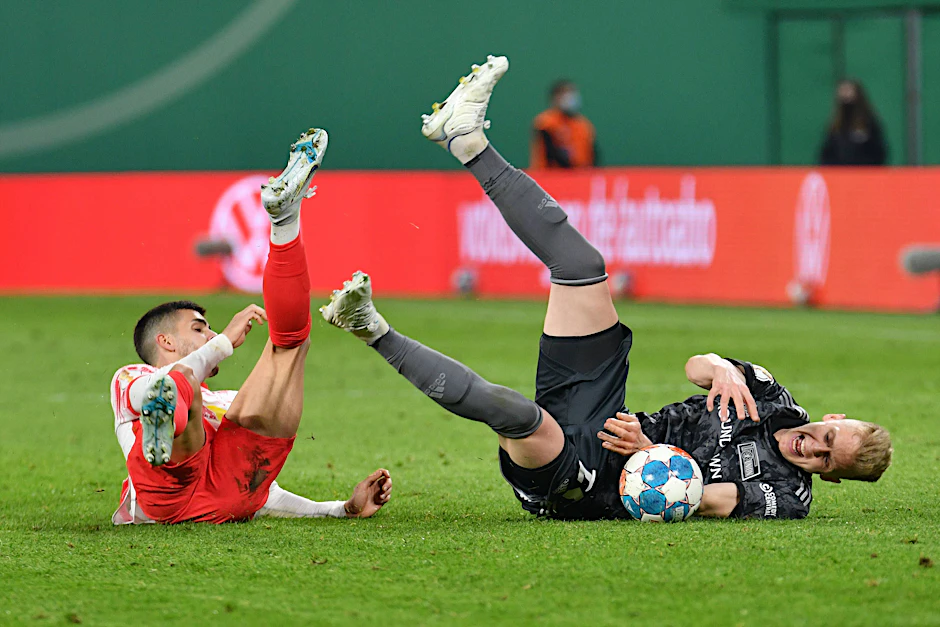 Timo Baumgartl (r.) machte sein letztes Spiel in dieser Saison für den 1. FC Union bei RB Leipzig im Pokal. Danach wurde dem Verteidiger ein Tumor im Hoden entfernt.