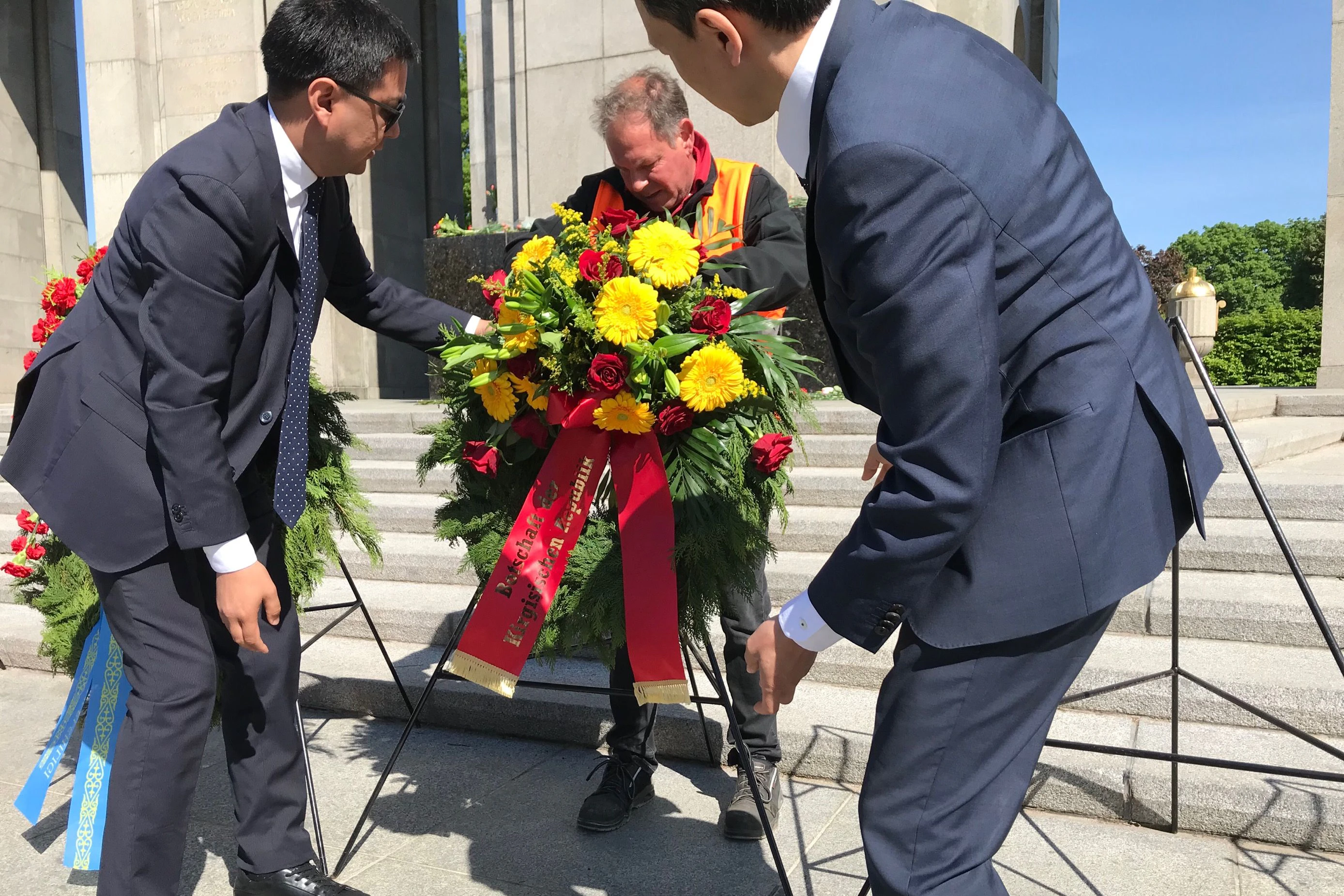 Mitarbeiter der Botschaft von&nbsp;Kirgistan legen einen Kranz nieder.