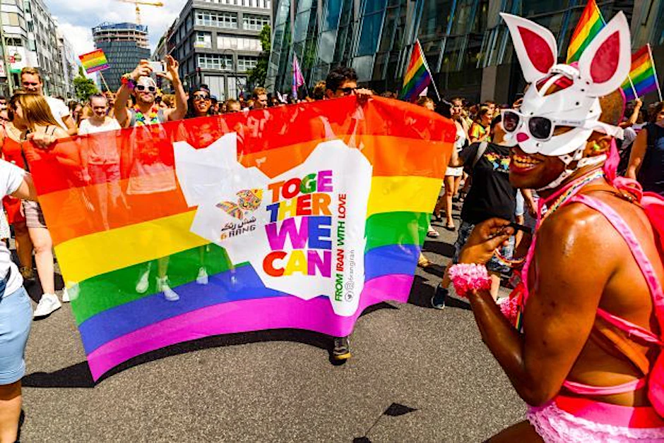 Auch in diesem Sommer versammeln sich wieder tausende Menschen in Berlin, um den Christopher Street Day, auch CSD genannt, zu feiern. Dieses Jahr am&nbsp;23. Juli 2022.