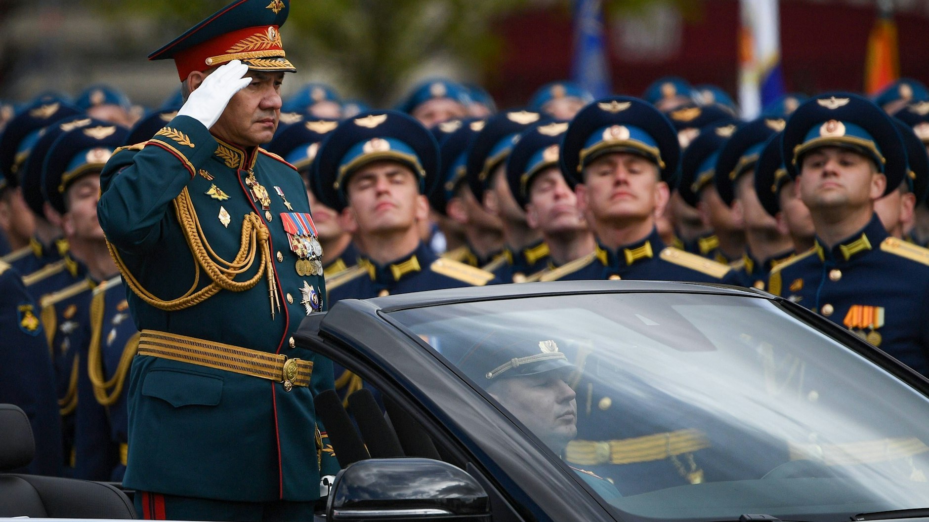 Der russische Verteidigungsminister Sergej Schoigu nahm die Parade in einem russischen Staats-Kabriolet ab.