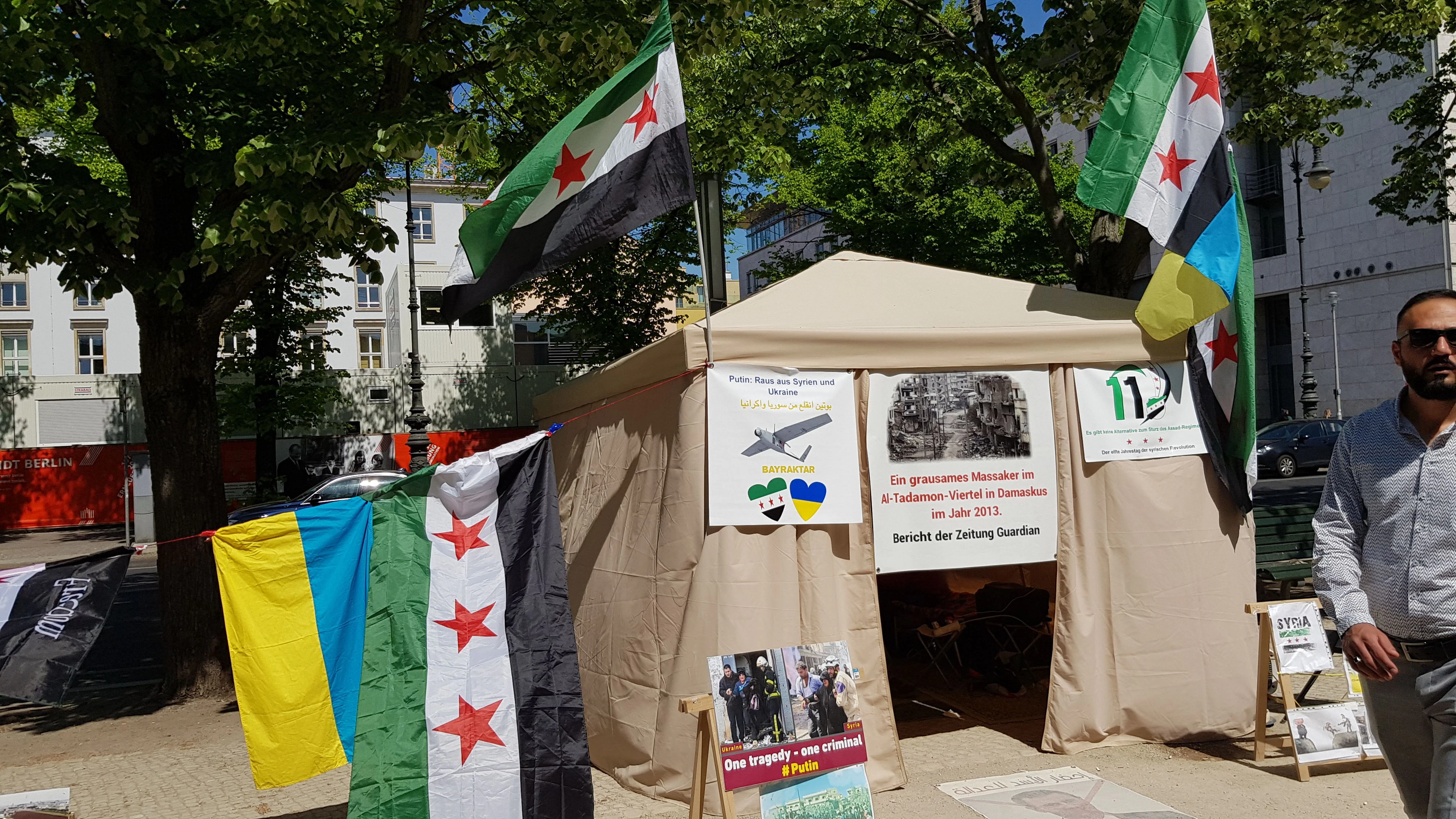 Syrisch-ukrainische Mahnwache vor der Russischen Botschaft, Unter den Linden.