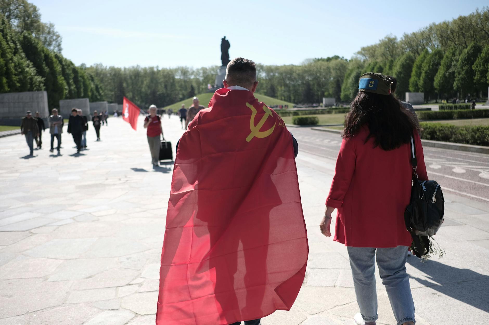 Sowjetische Fahne am Ehrenmal in Treptow - eigentlich war sie verboten.