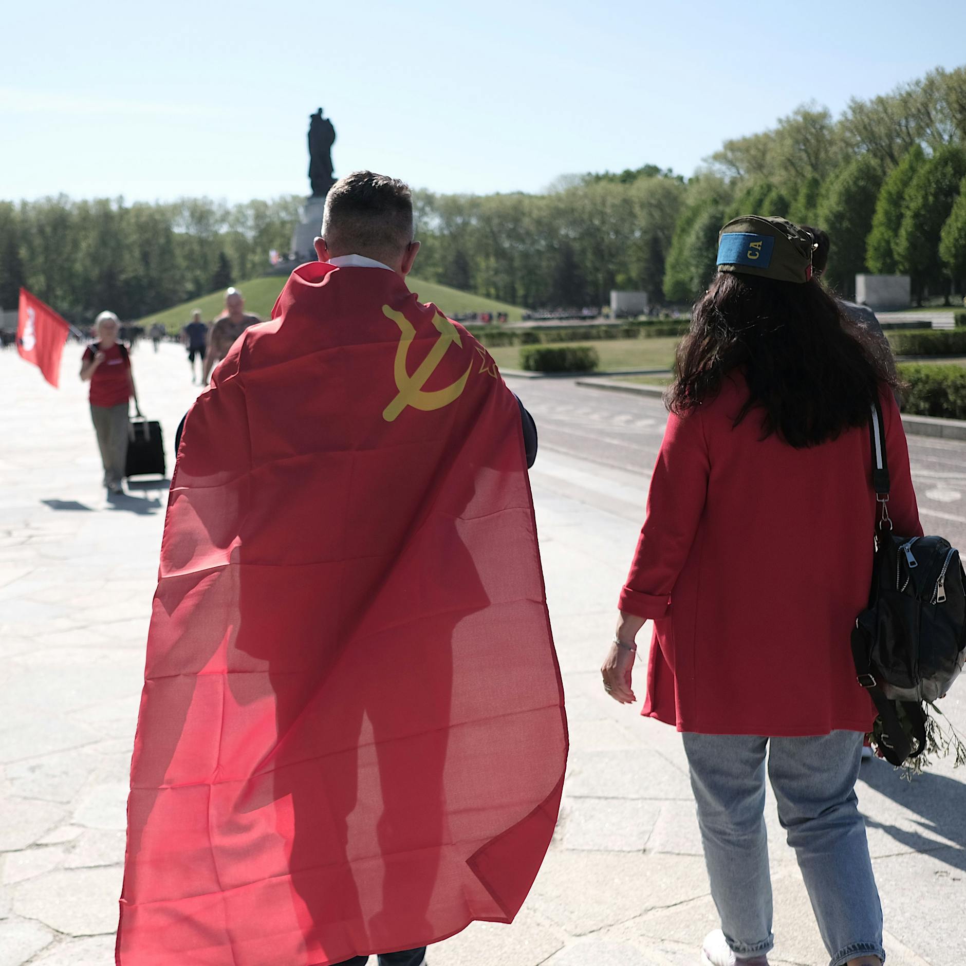 Ukrainische Fahnen: verboten, sowjetische und russische: geduldet