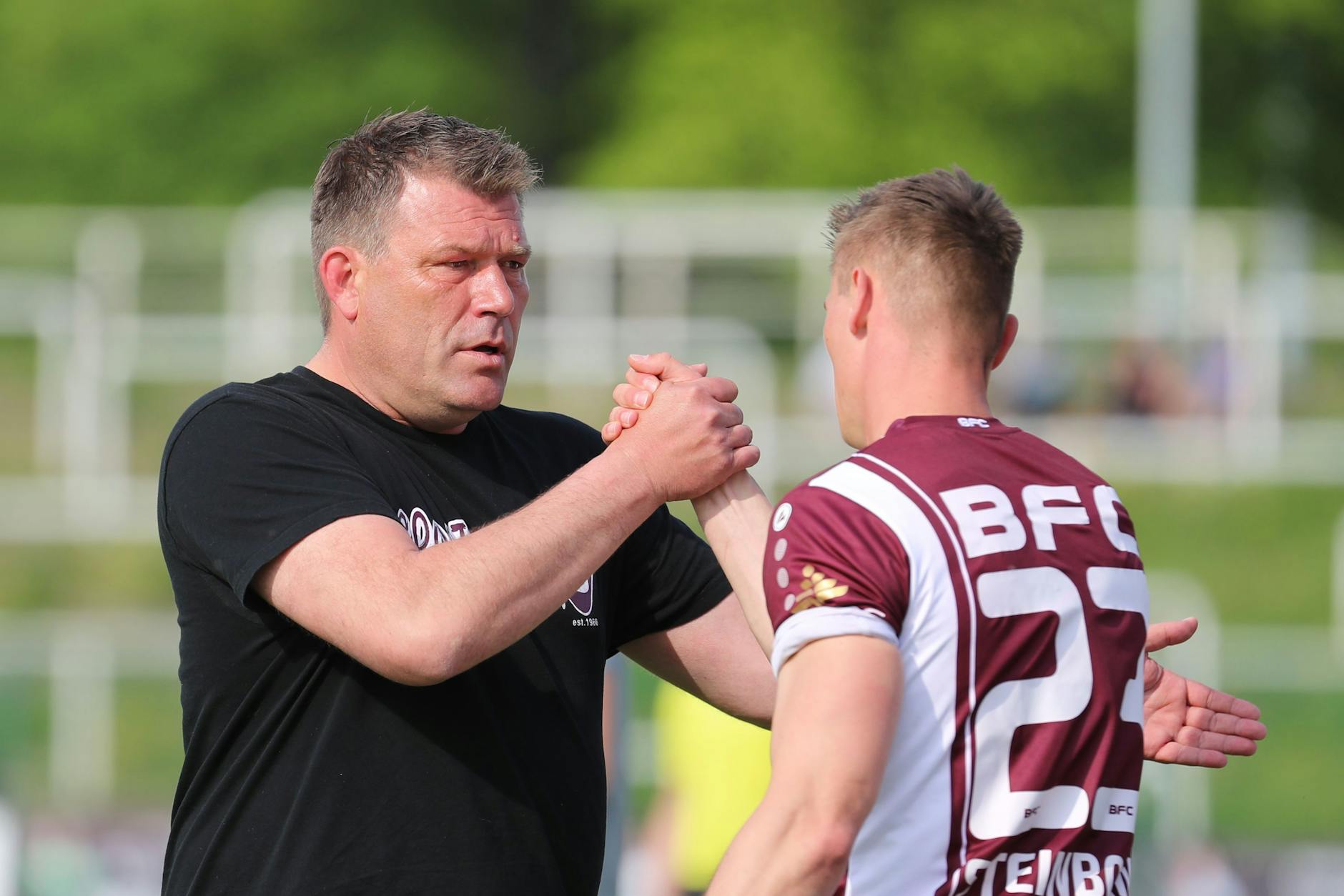 BFC-Trainer Christian Benbennek richtet seine Kicker wieder auf. Hier ermuntert er Dynamos Stürmer Matthias Steinborn.