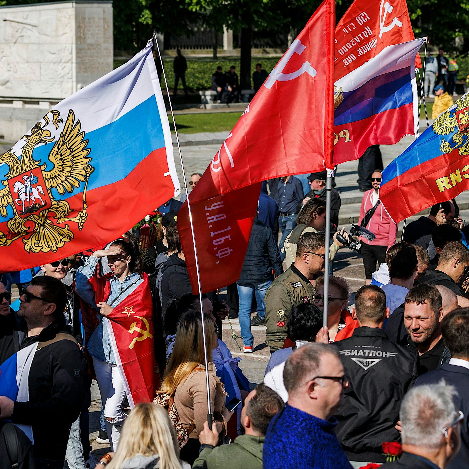 Ukrainische Community empört über russische Fahnen bei Berliner Gedenkstätten